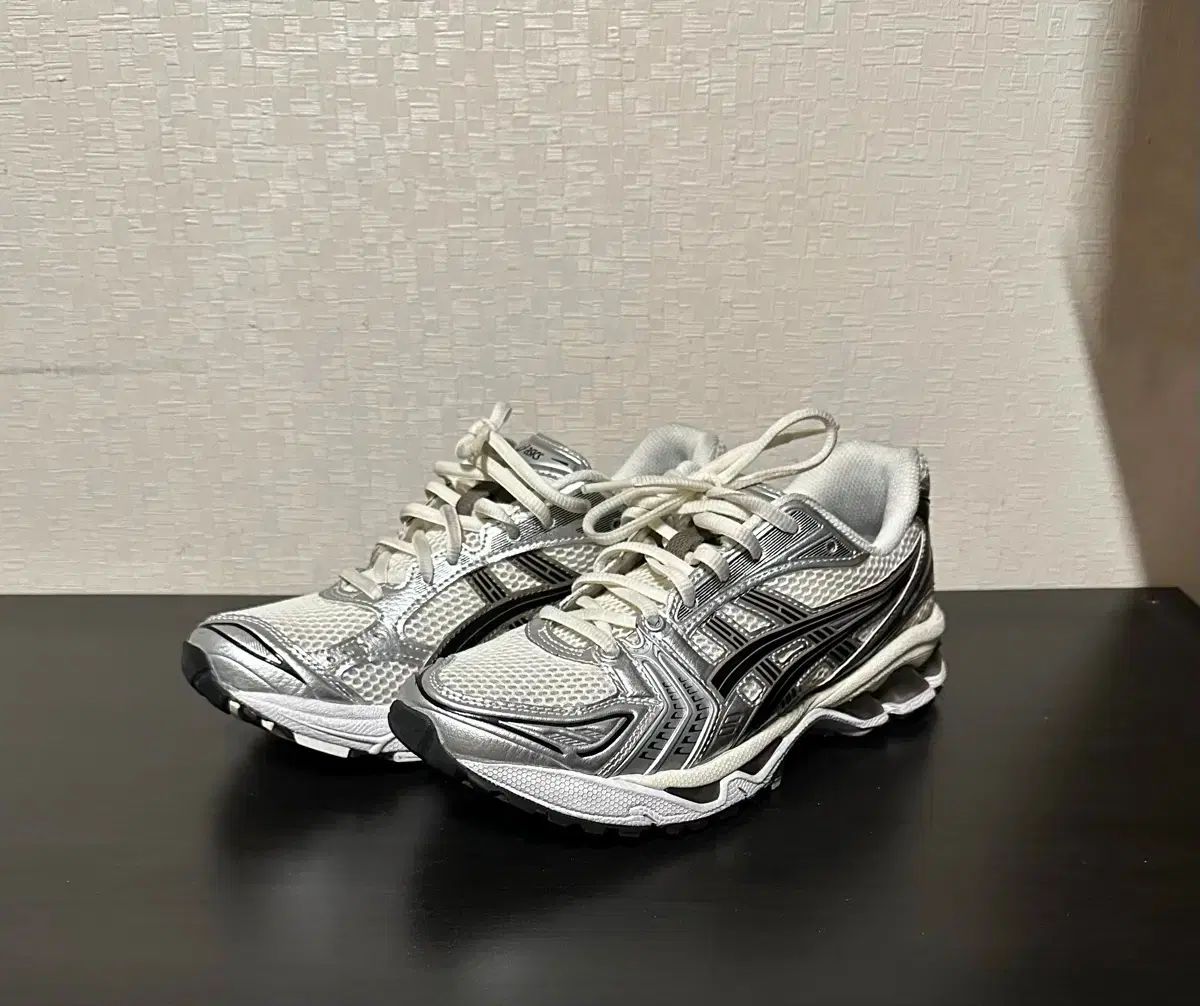 アシックス ゲル カヤノ 14 クリームブラック 245 国内10月3日発売予定 アシックス ゲル-カヤノ 14 クリーム&frasl;ブラック