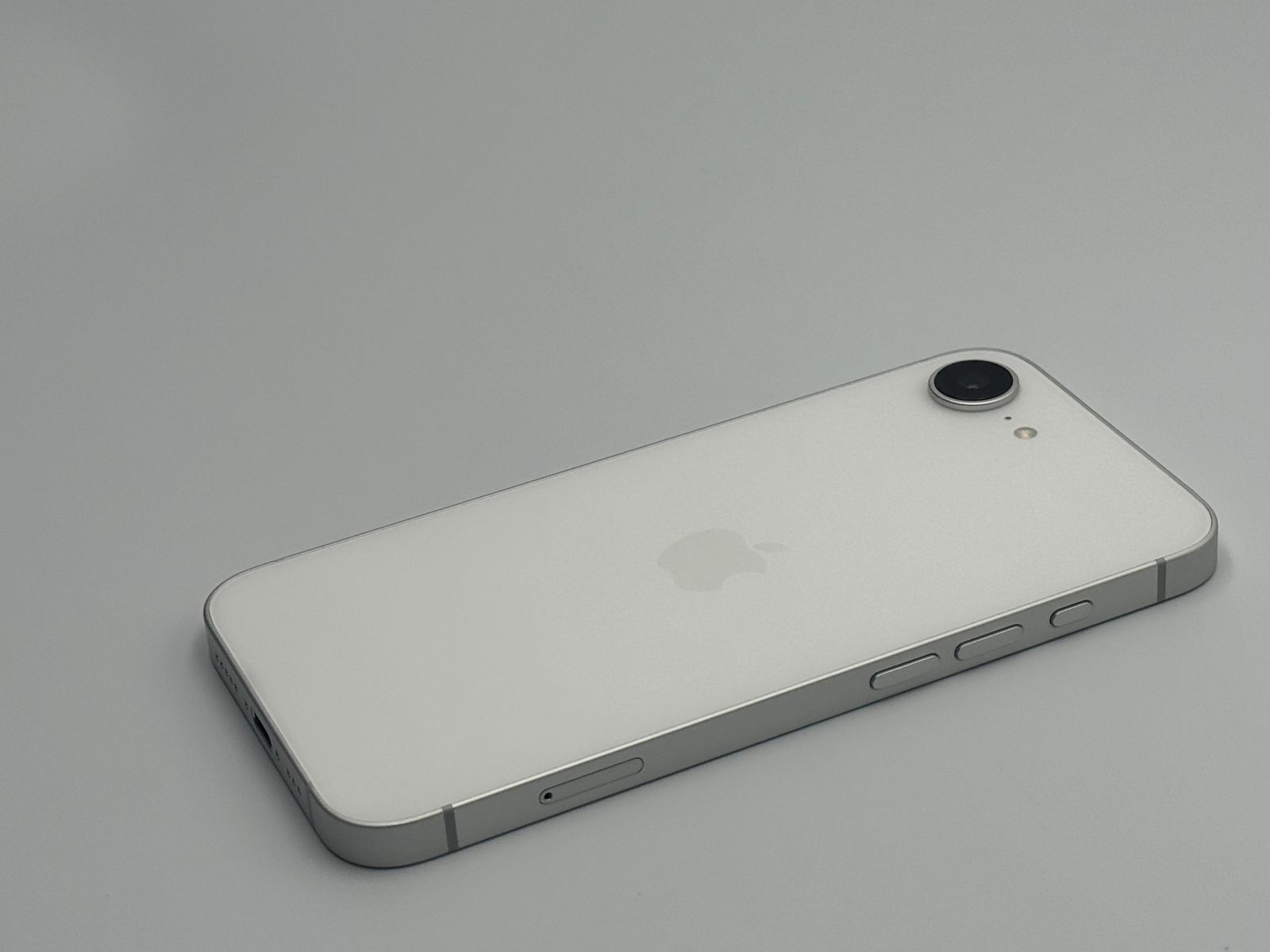 中古A】iPhone 16e 128GB ホワイト バッテリー【100%】【ネットワーク