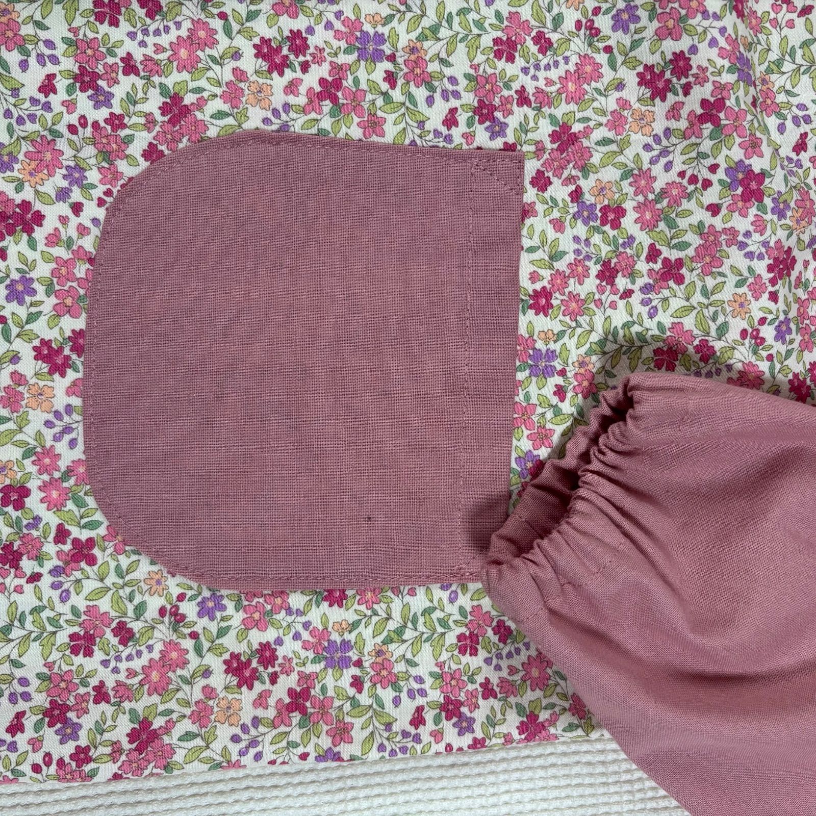 スモック【110】小花柄xくすみピンク☆入園準備 - メルカリ