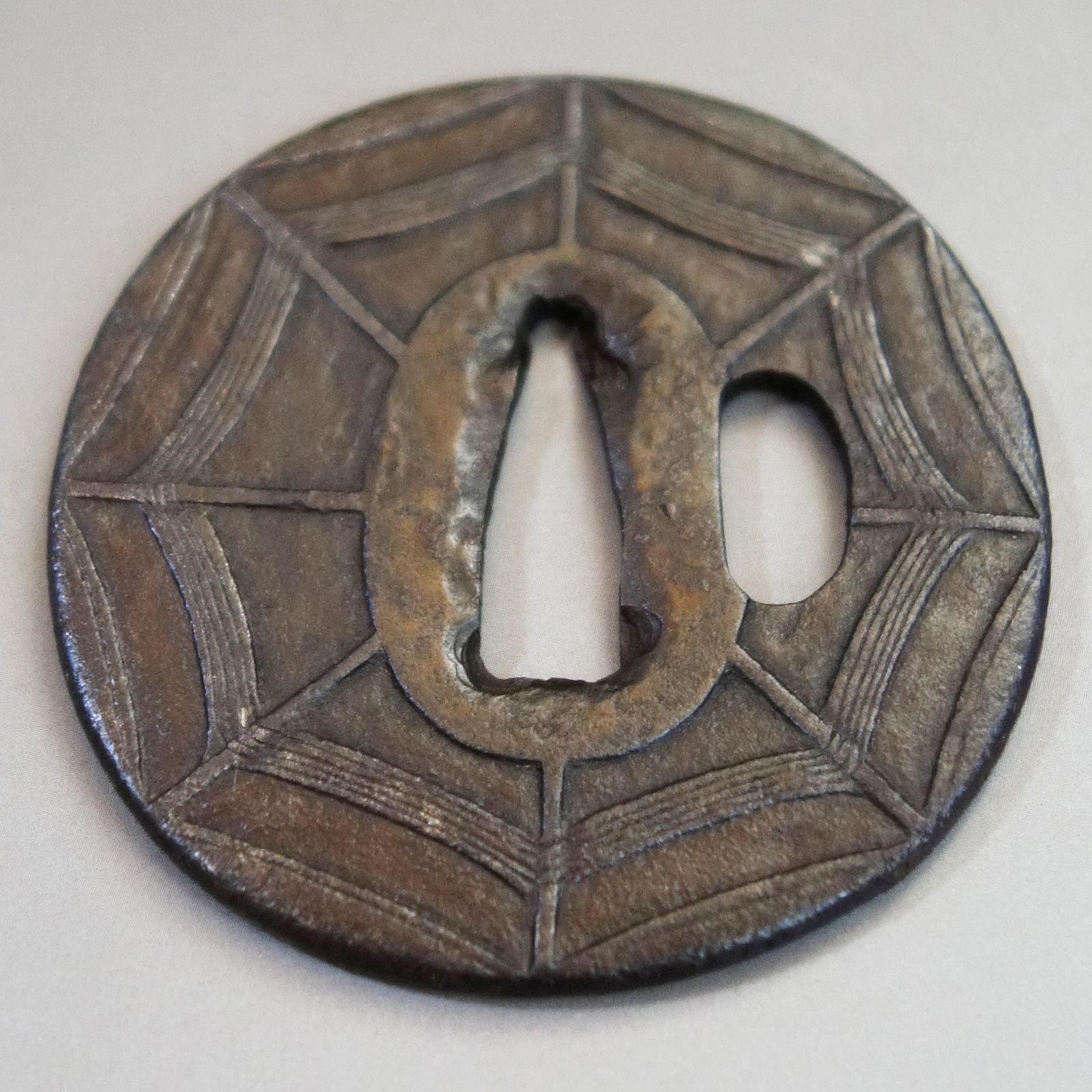 骨董逸品【蜘蛛の巣図鍔 鉄地 鋤出彫】 日本刀 刀装具 鍔 鐔 武具 江戸