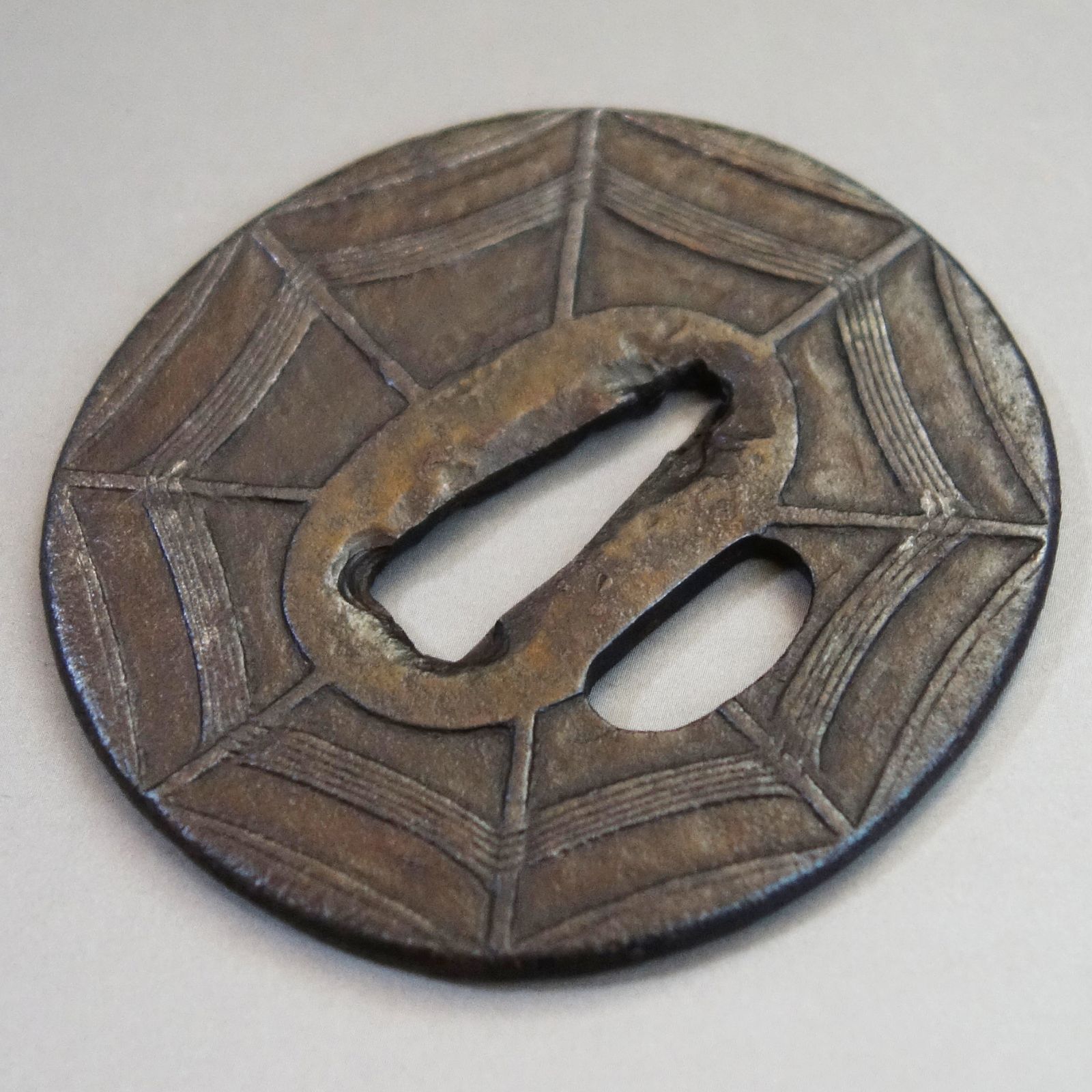 骨董逸品【蜘蛛の巣図鍔 鉄地 鋤出彫】 日本刀 刀装具 鍔 鐔 武具 江戸