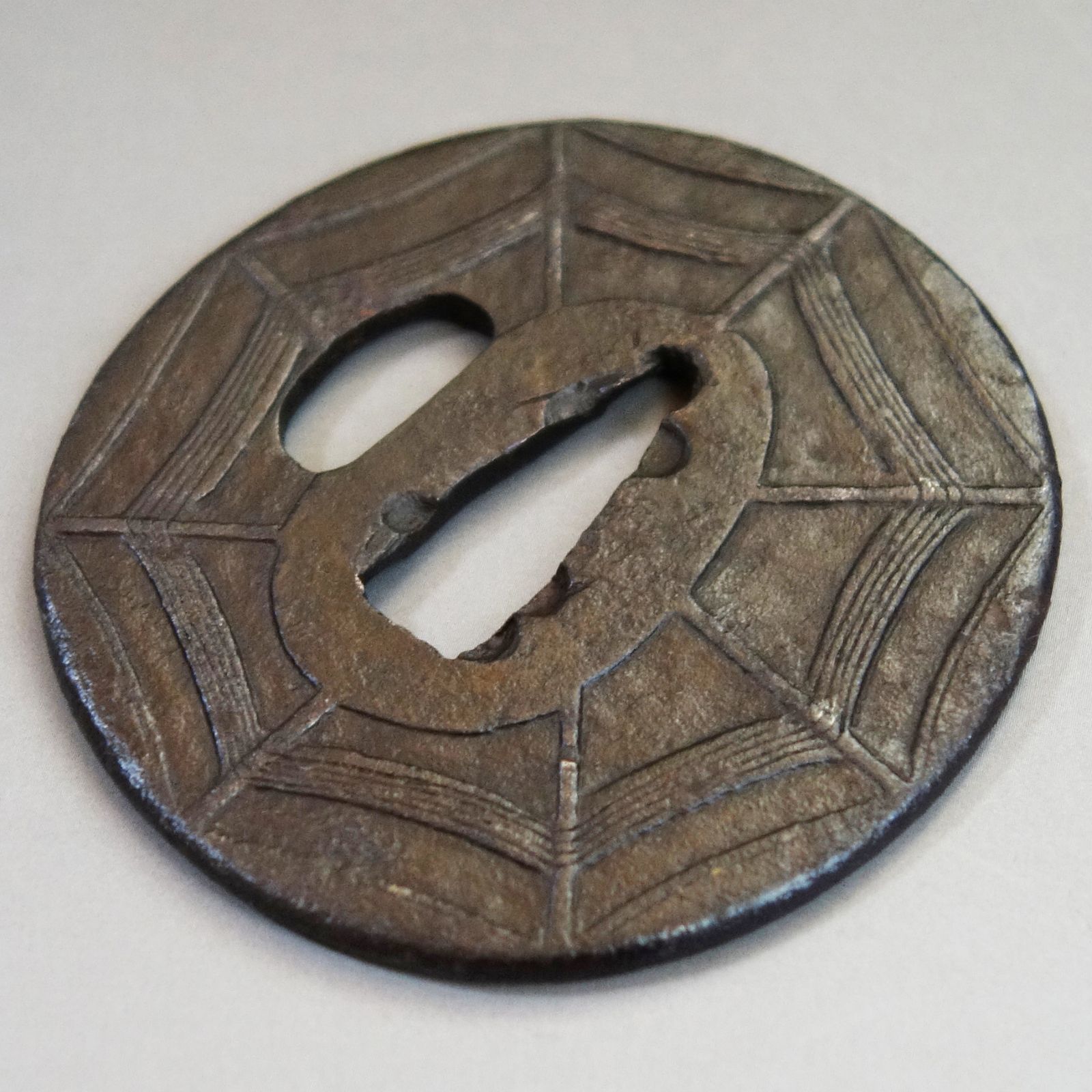 骨董逸品【蜘蛛の巣図鍔 鉄地 鋤出彫】 日本刀 刀装具 鍔 鐔 武具 江戸