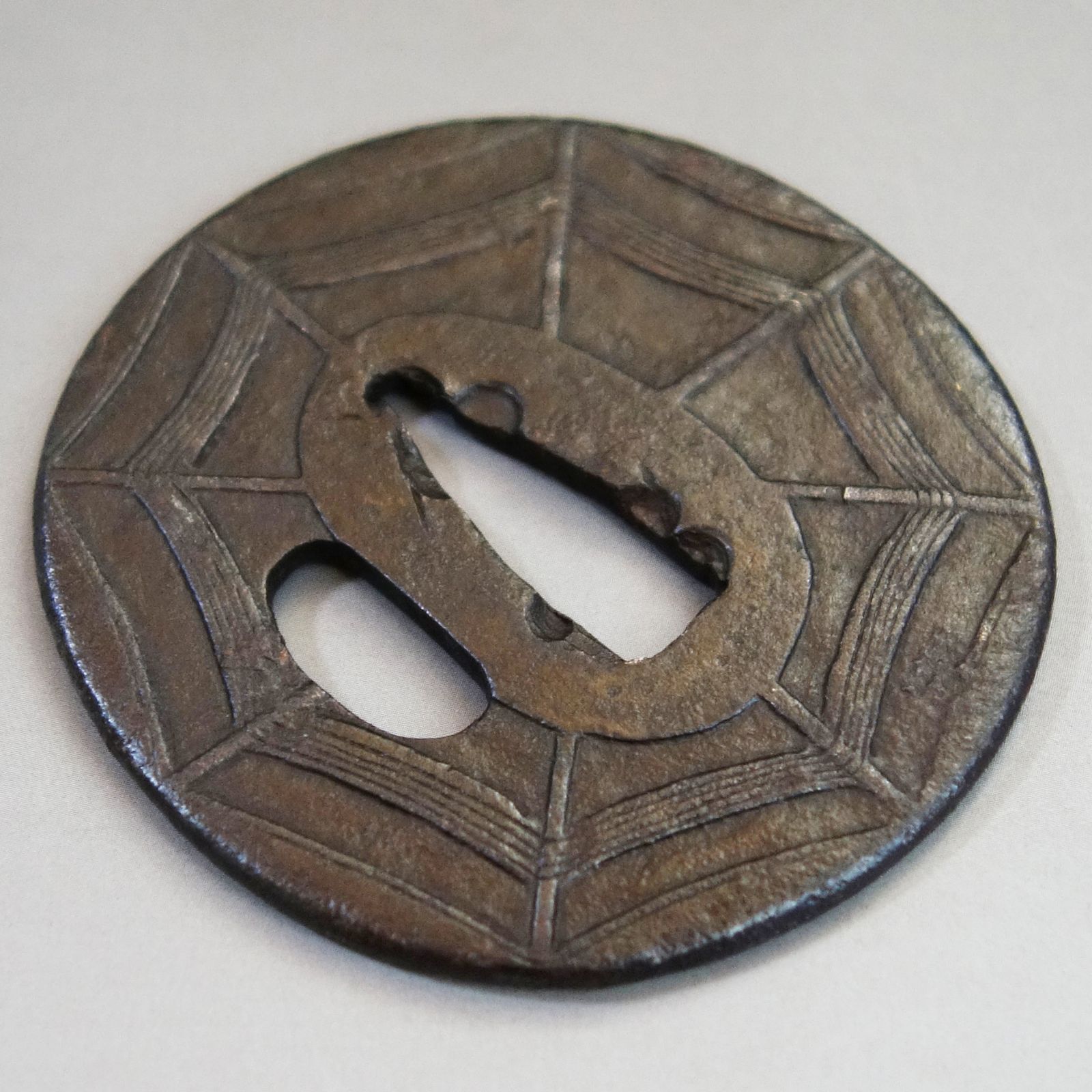 無銘 鉄地 亀甲文図鍔 日本刀 刀装具 骨董 古美術 江戸時代 時代物 骨董逸品【蜘蛛の巣図鍔 鉄地 鋤出彫】 日本刀 刀装具 鍔 鐔 武具 江戸