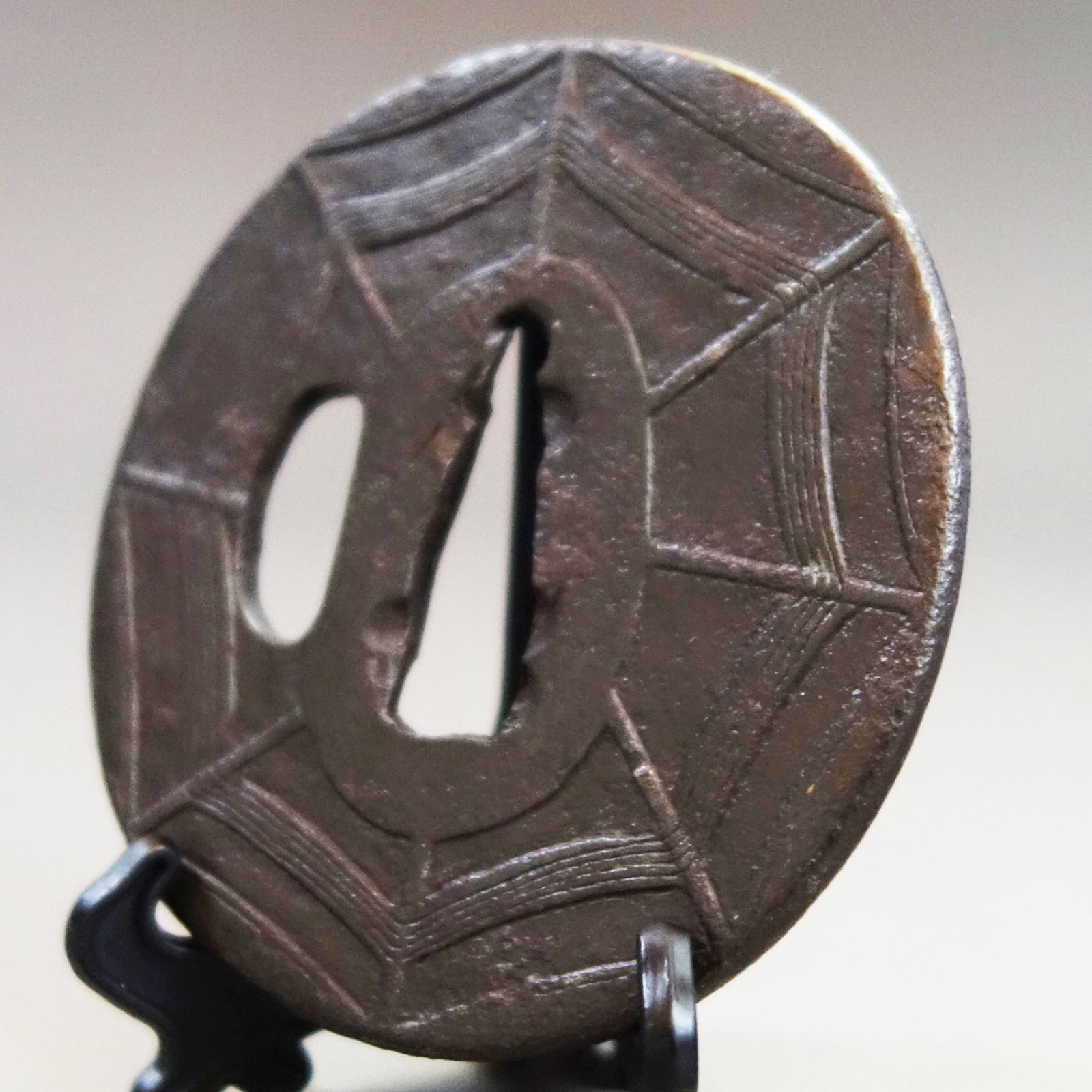 骨董逸品【蜘蛛の巣図鍔 鉄地 鋤出彫】 日本刀 刀装具 鍔 鐔 武具 江戸