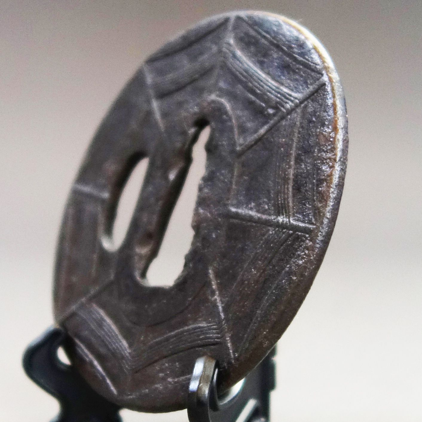 骨董逸品【蜘蛛の巣図鍔 鉄地 鋤出彫】 日本刀 刀装具 鍔 鐔 武具 江戸