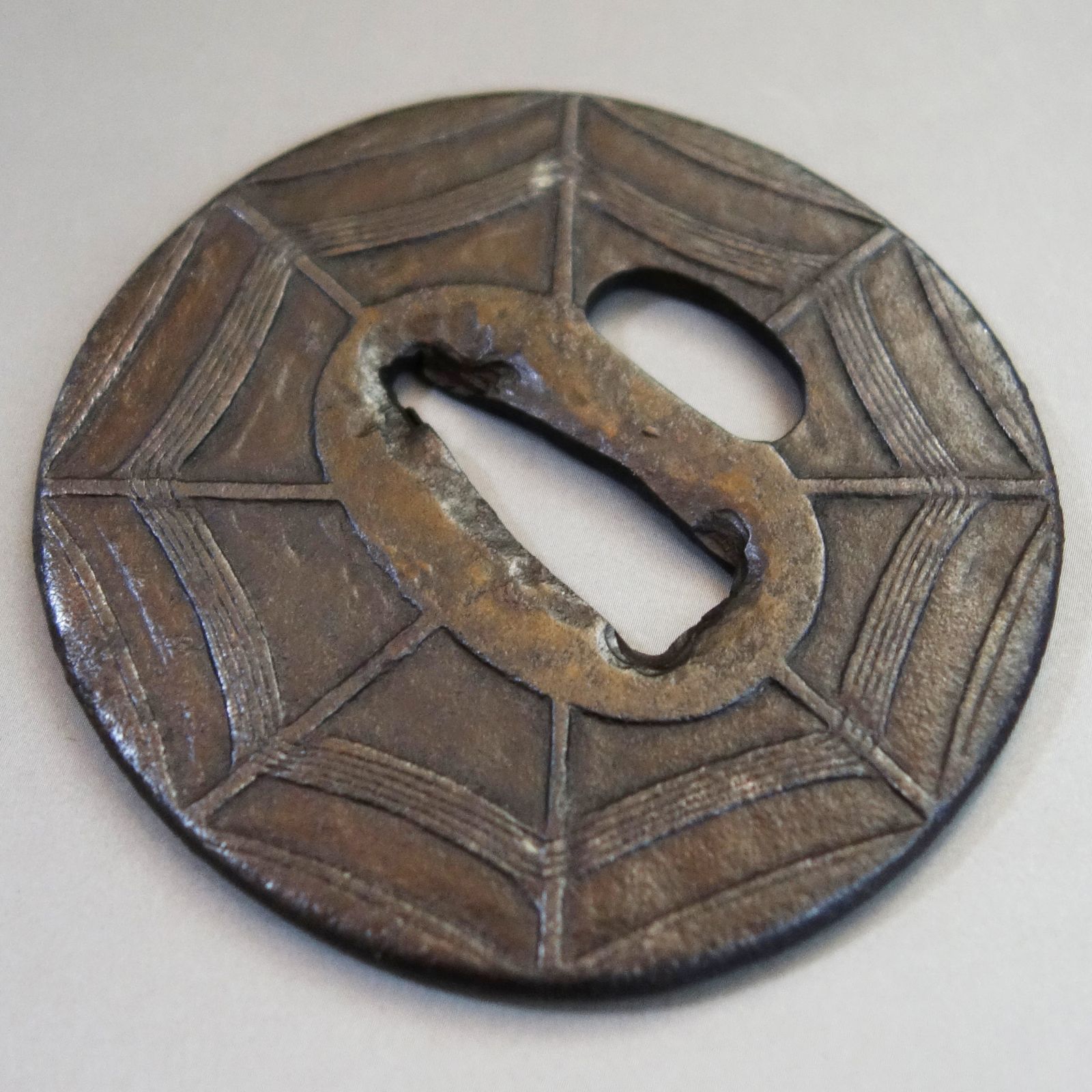 刀の鍔、鍔、鐔、刀、刀装具、武具、骨董品、アンティーク、古美術　美品 骨董逸品【蜘蛛の巣図鍔 鉄地 鋤出彫】 日本刀 刀装具 鍔 鐔 武具 江戸