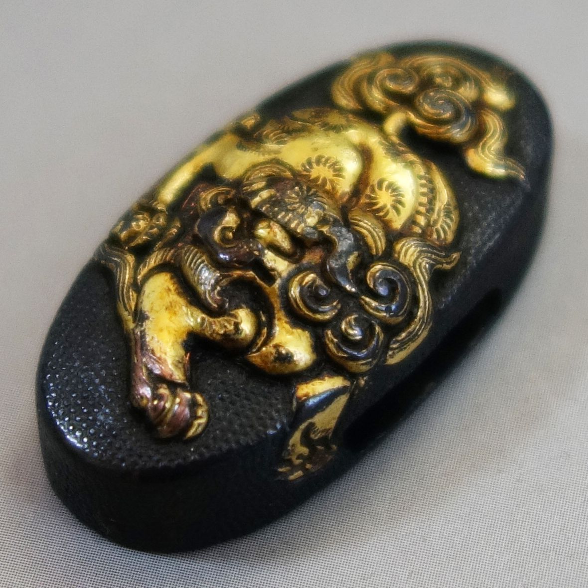 骨董逸品【獅子図縁頭 赤銅魚々子地】(箱付き) 日本刀 刀装具 鍔 鐔 縁