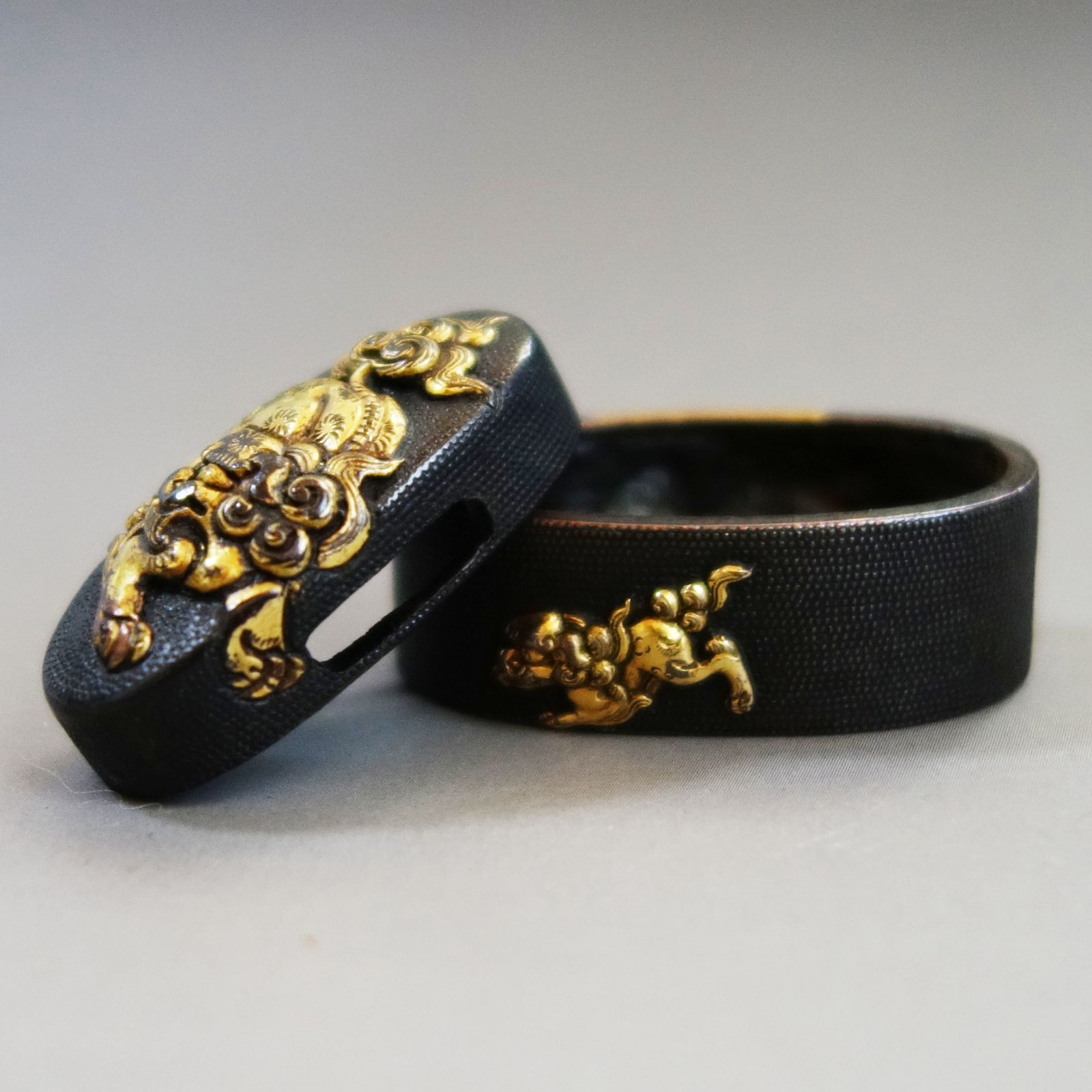 骨董逸品【獅子図縁頭 赤銅魚々子地】(箱付き) 日本刀 刀装具 鍔 鐔 縁