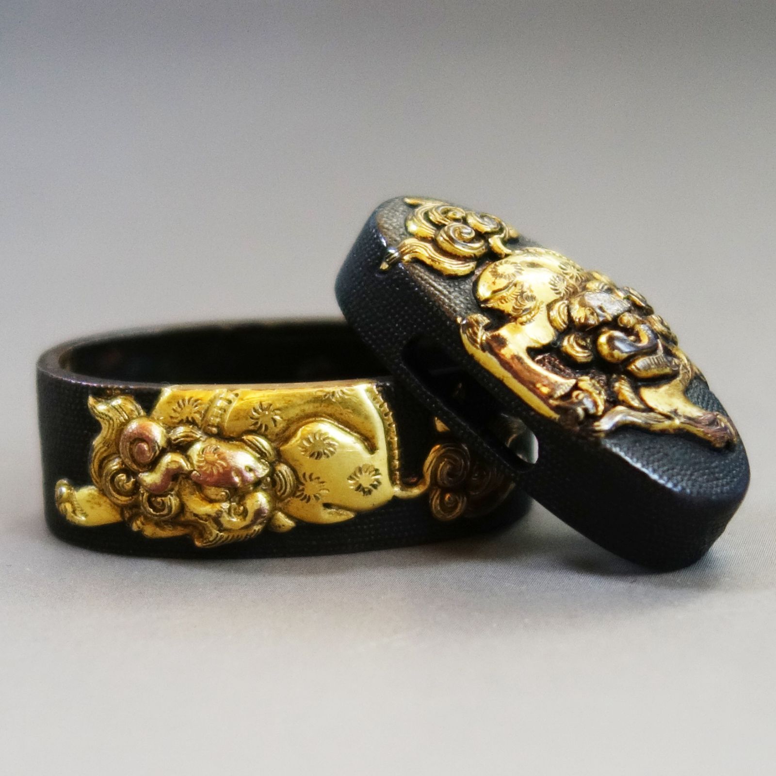 骨董逸品【獅子図縁頭 赤銅魚々子地】(箱付き) 日本刀 刀装具 鍔 鐔 縁