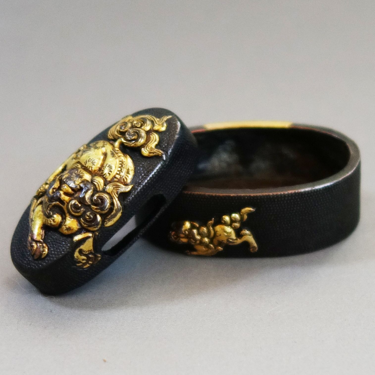 骨董逸品【獅子図縁頭 赤銅魚々子地】(箱付き) 日本刀 刀装具 鍔 鐔 縁