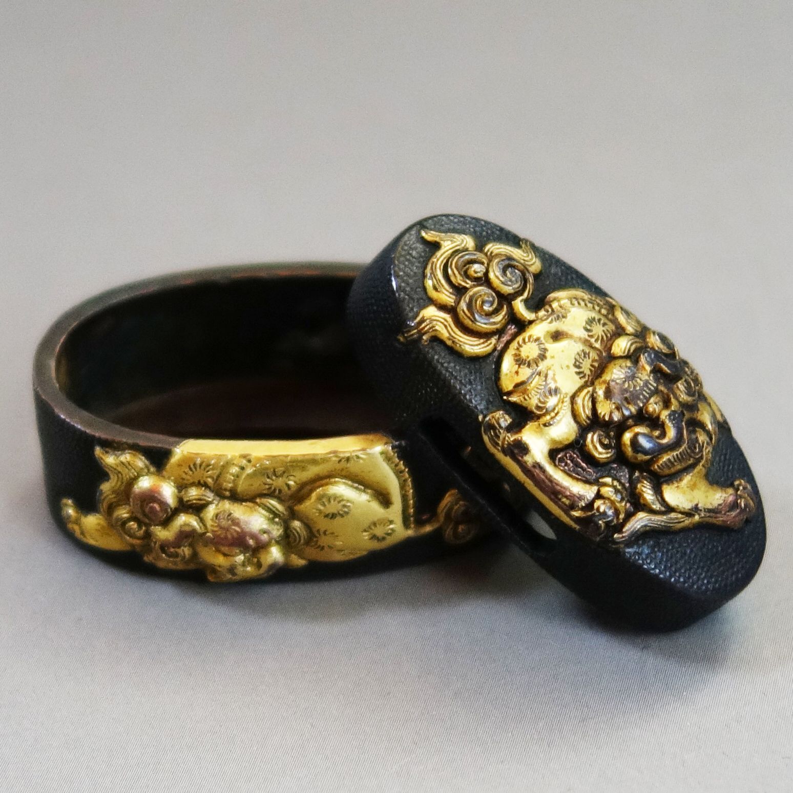 骨董逸品【獅子図縁頭 赤銅魚々子地】(箱付き) 日本刀 刀装具 鍔 鐔 縁