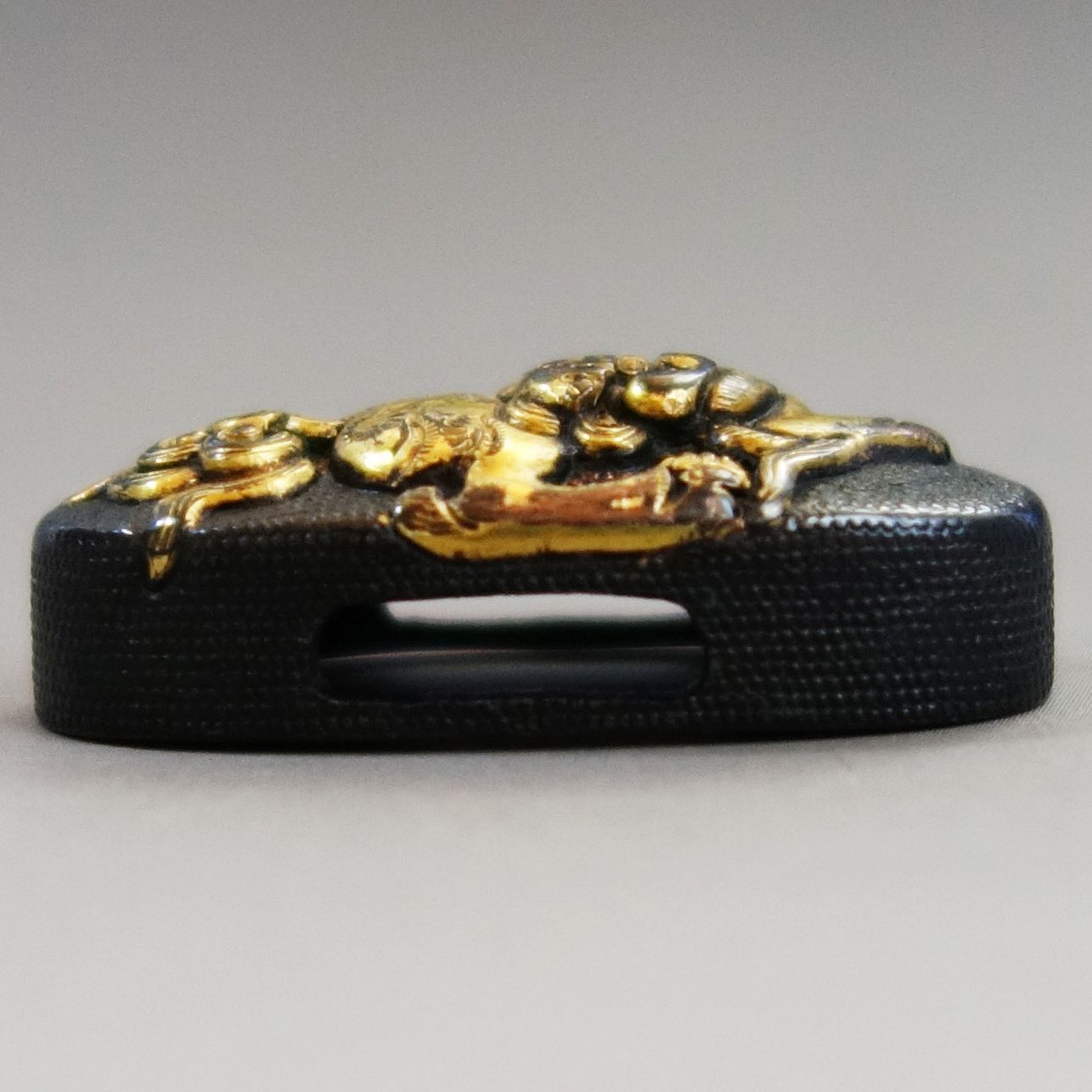 骨董逸品【獅子図縁頭 赤銅魚々子地】(箱付き) 日本刀 刀装具 鍔 鐔 縁