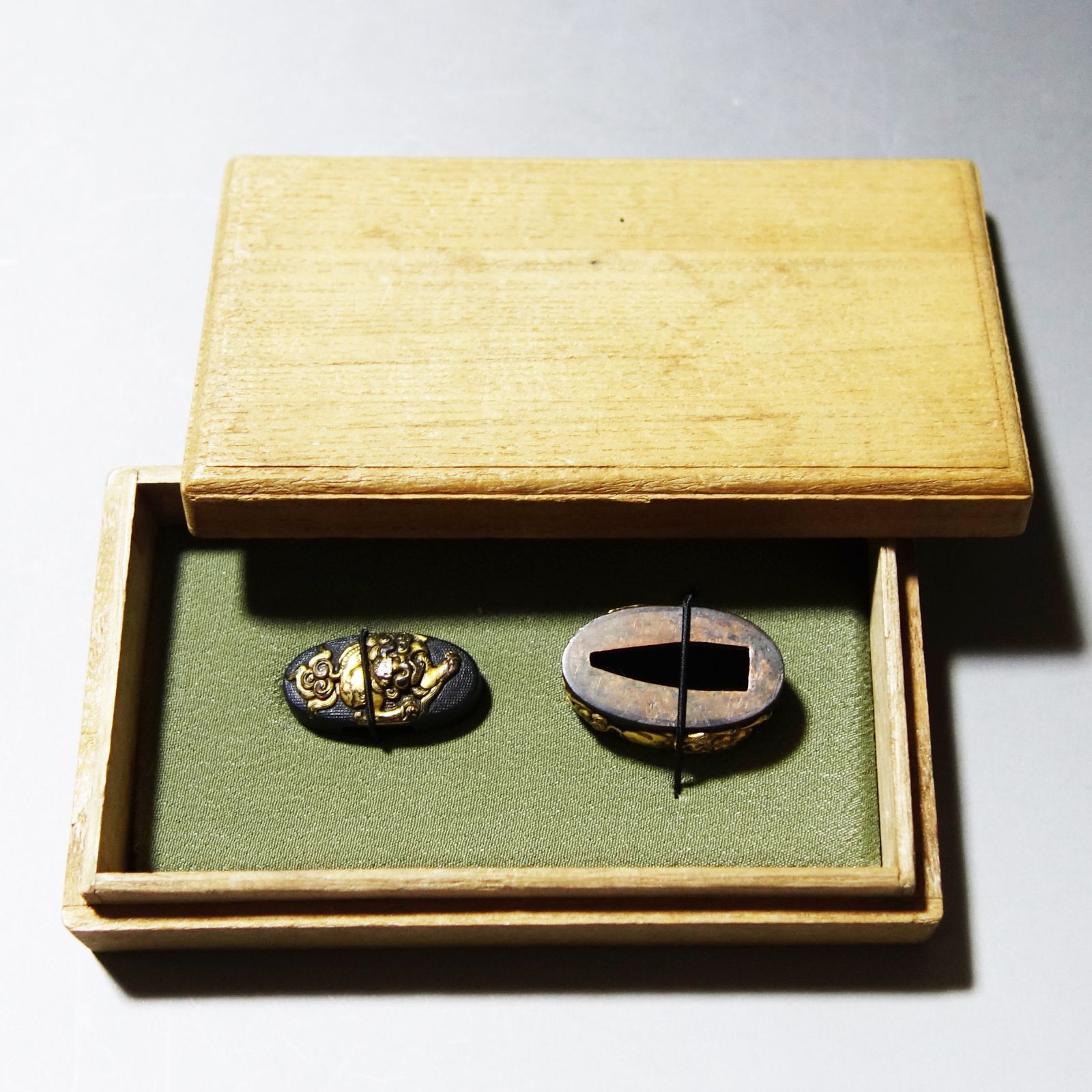 骨董逸品【獅子図縁頭 赤銅魚々子地】(箱付き) 日本刀 刀装具 鍔 鐔 縁