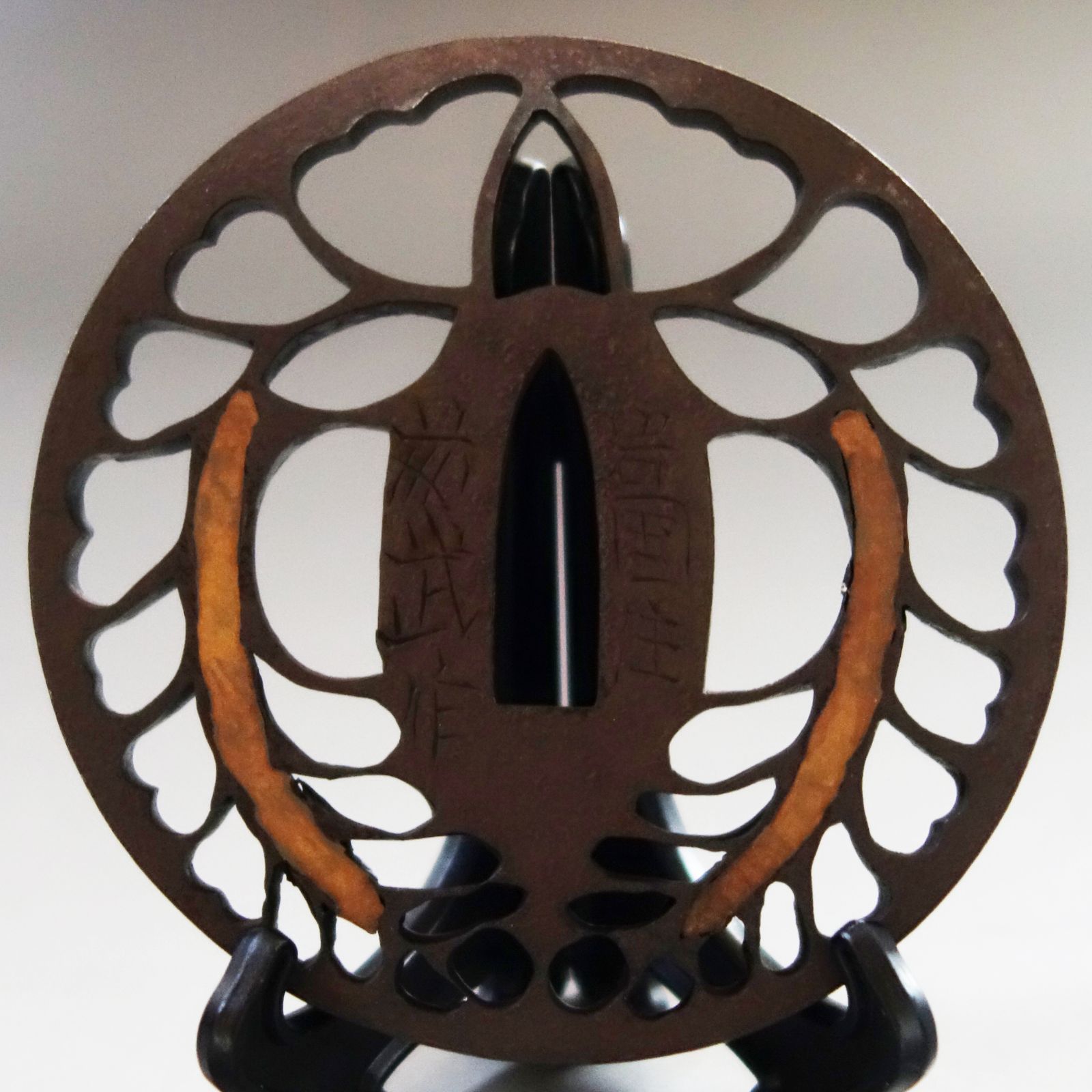 骨董逸品【在銘 岩国住藤武作 下り藤透鍔 鉄地】 日本刀 刀装具 鍔 鐔