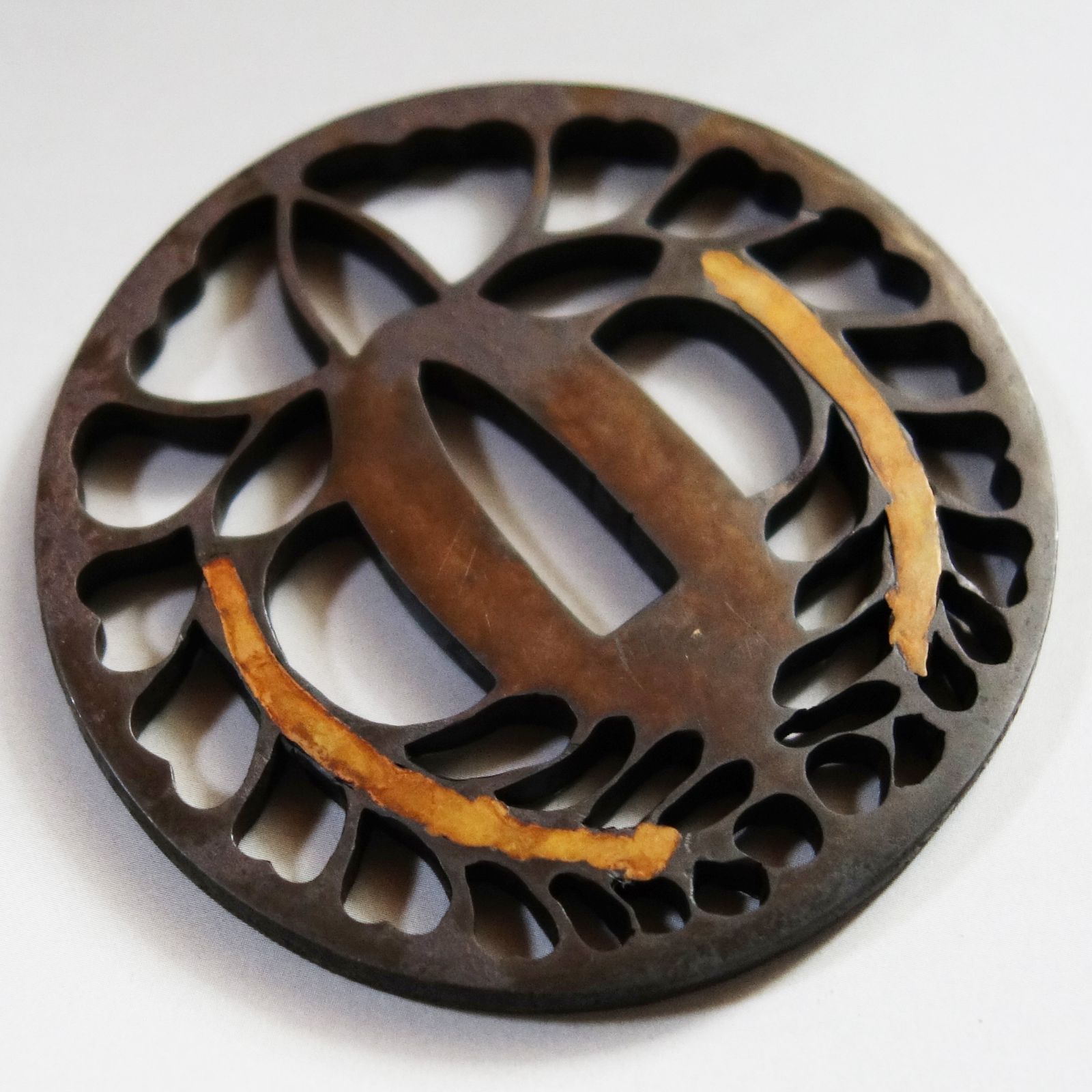 骨董逸品【在銘 岩国住藤武作 下り藤透鍔 鉄地】 日本刀 刀装具 鍔 鐔