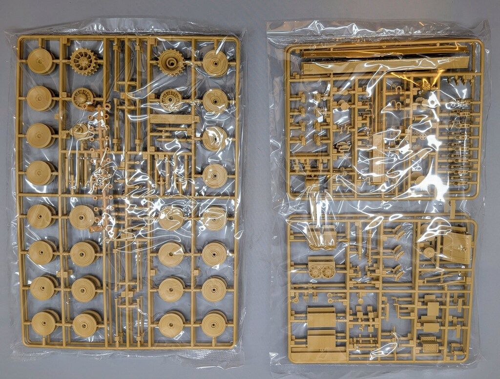 ACADEMY 1/35 TIGER-I EARLY VERSION 13239 - メルカリ