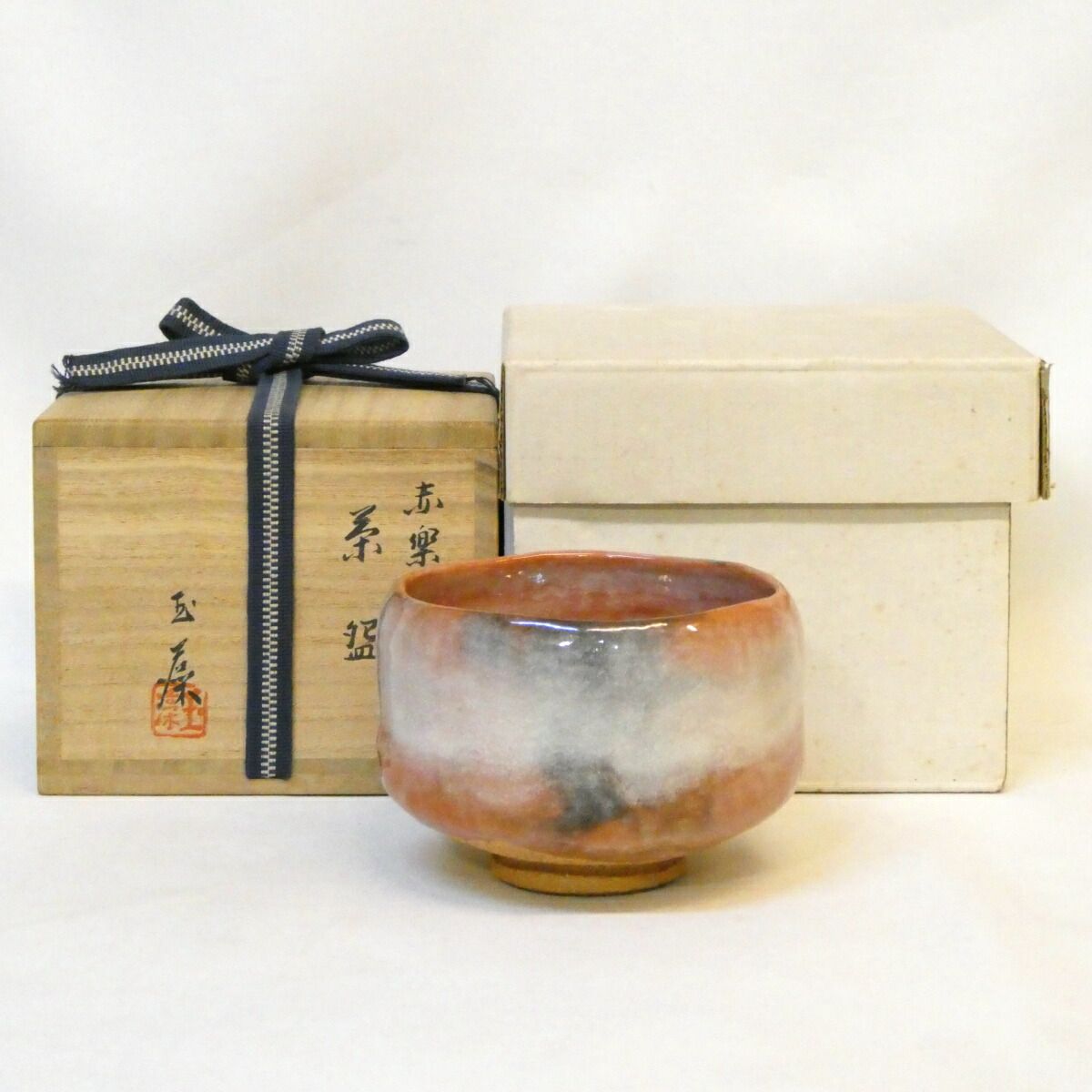 二月の特売品】玉藻焼 二代 氏家常美作 赤楽茶碗 白幕釉 茶道具【中古