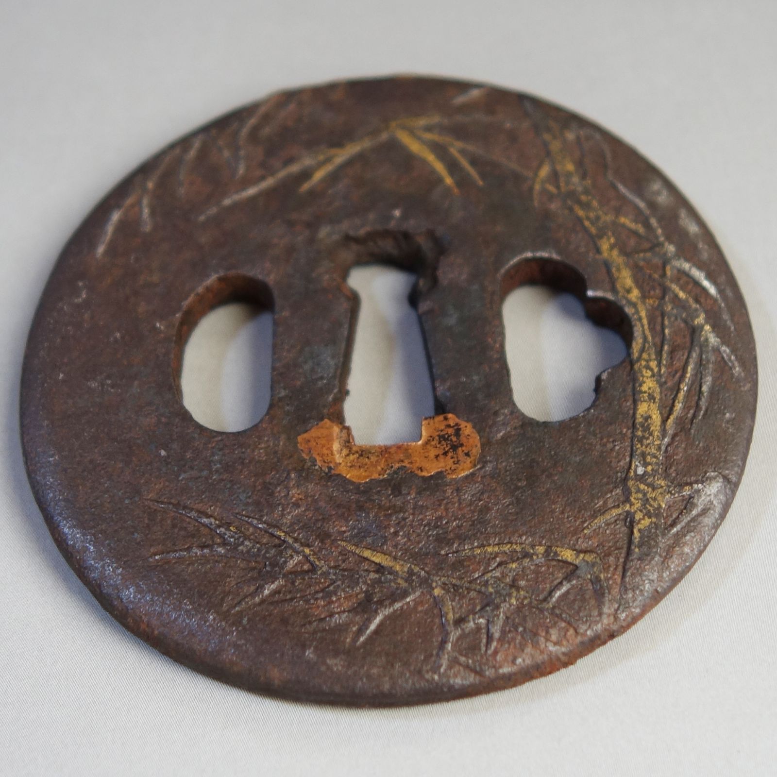 骨董逸品【竹林図鍔 鉄地 鋤出彫 金布目象嵌】 日本刀 刀装具 鍔 鐔