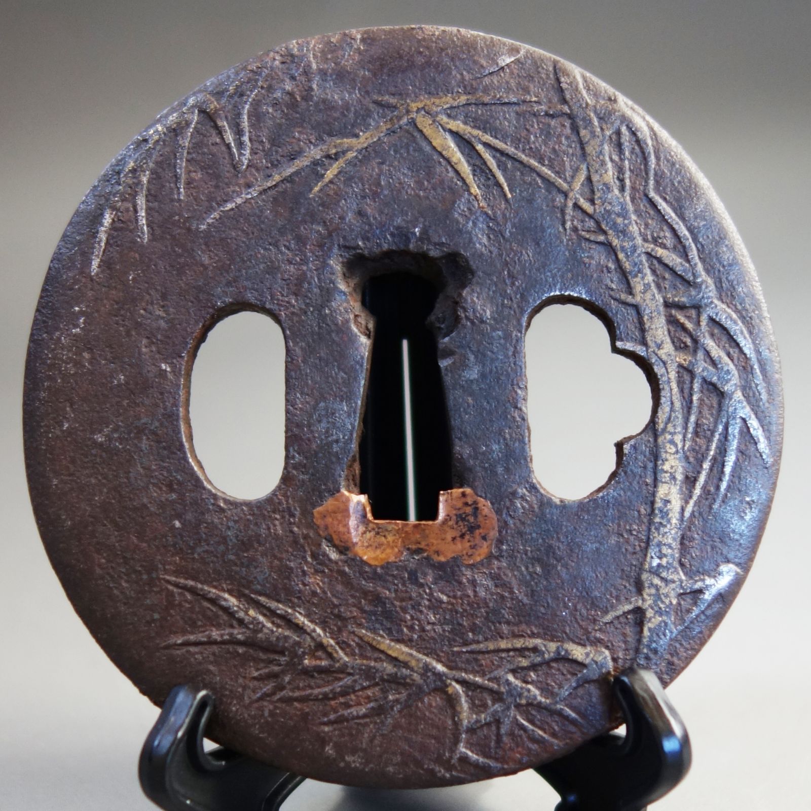 骨董逸品【竹林図鍔 鉄地 鋤出彫 金布目象嵌】 日本刀 刀装具 鍔 鐔