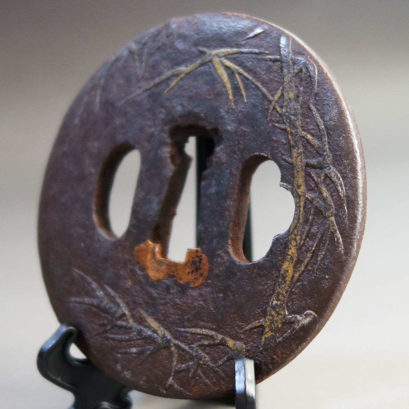 骨董逸品【竹林図鍔 鉄地 鋤出彫 金布目象嵌】 日本刀 刀装具 鍔 鐔