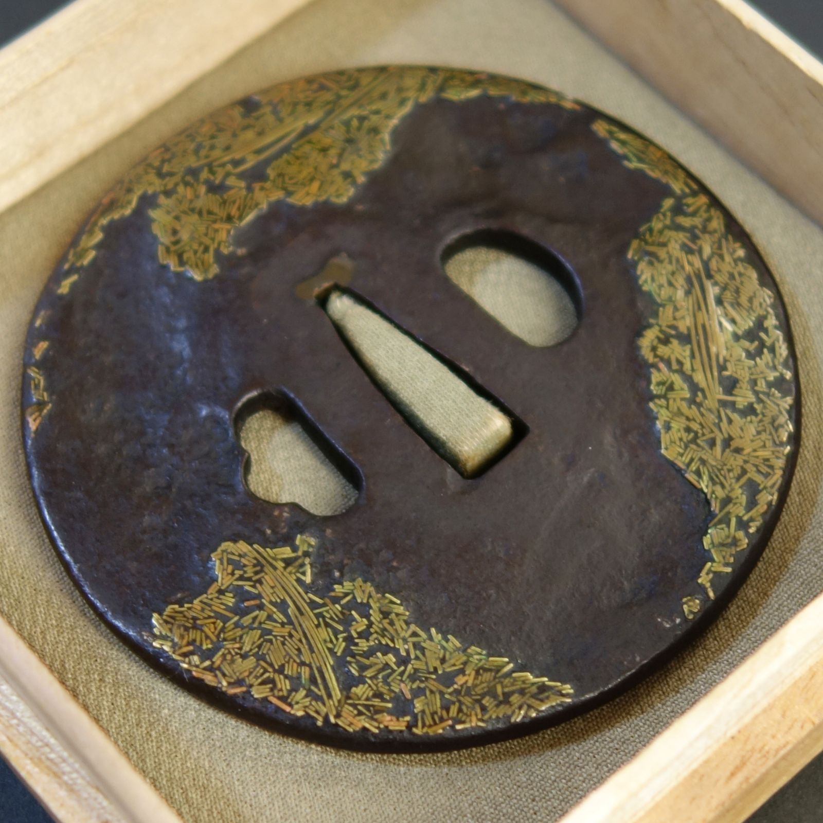 骨董逸品【天法鍔 鉄地 吹寄象嵌】 日本刀 刀装具 鍔 鐔 武具 江戸