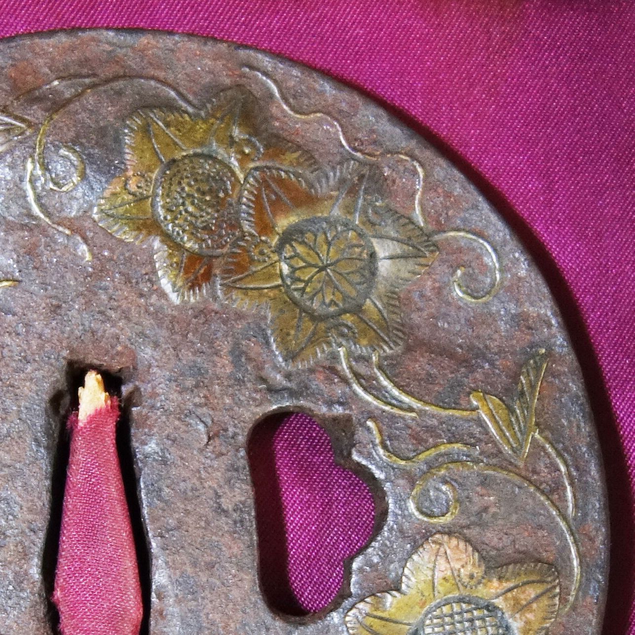 美術品・アンティーク・コレクション 武具 逸品　江戸時代　鉄地　象嵌　鍔 骨董逸品【鉄線花唐草図鍔 鉄地 銅象嵌】(鍔箱付き) 日本刀 刀装具 鐔