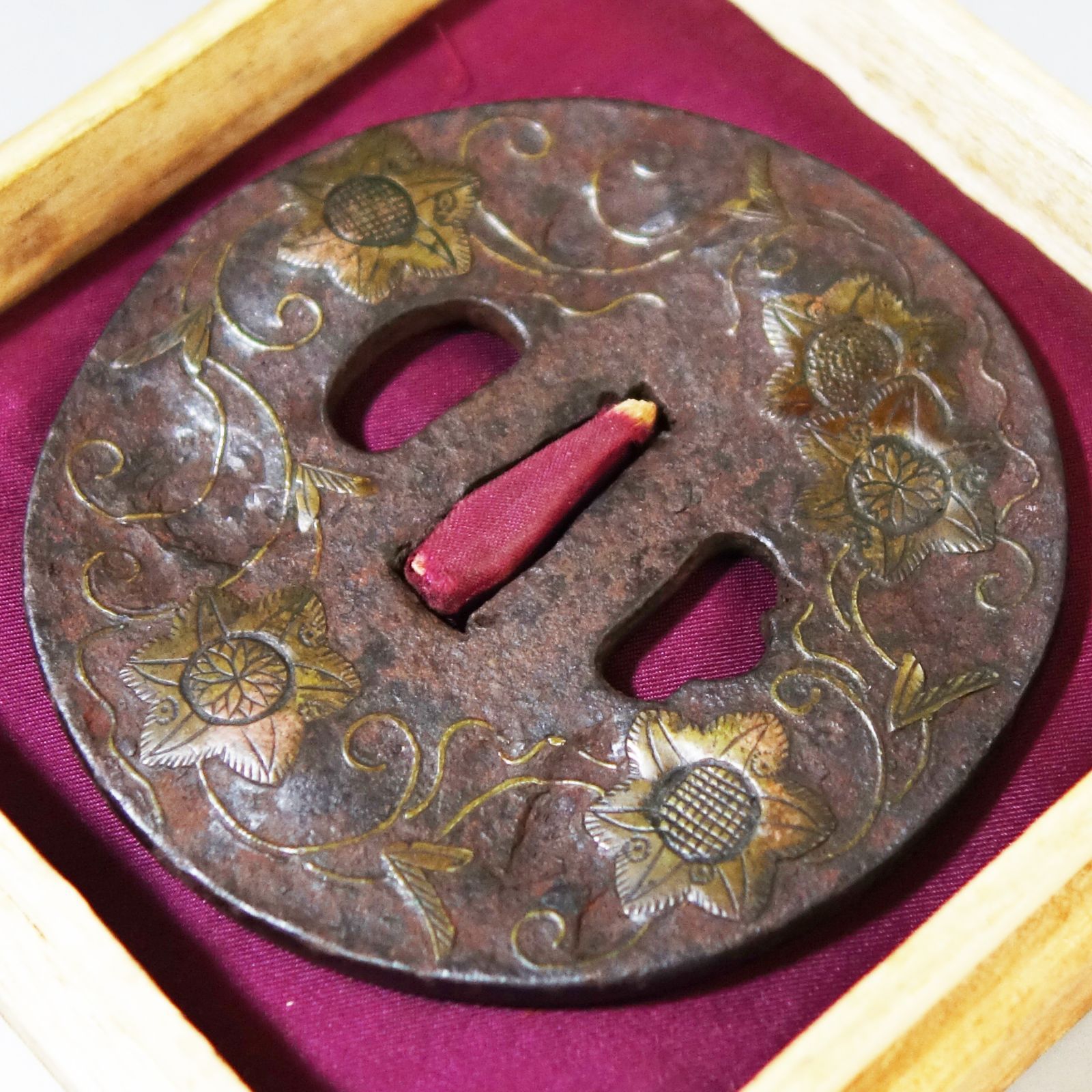 骨董逸品【鉄線花唐草図鍔 鉄地 銅象嵌】(鍔箱付き) 日本刀 刀装具 鐔