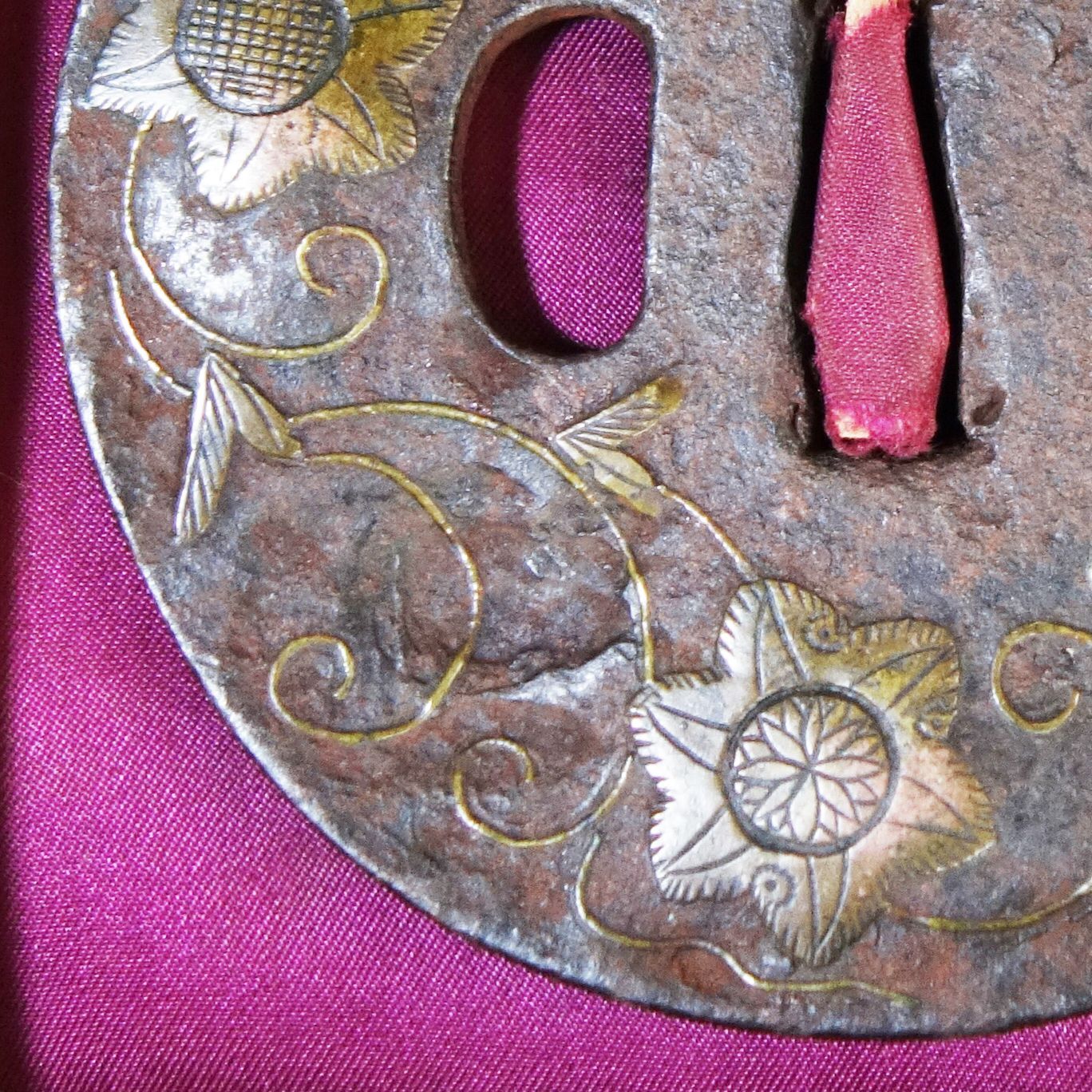 鍔 鉄地 象嵌 鐔　鉄地つば 梅の花 図 刀装具 古美術 時代物 26E 骨董逸品【鉄線花唐草図鍔 鉄地 銅象嵌】(鍔箱付き) 日本刀 刀装具 鐔