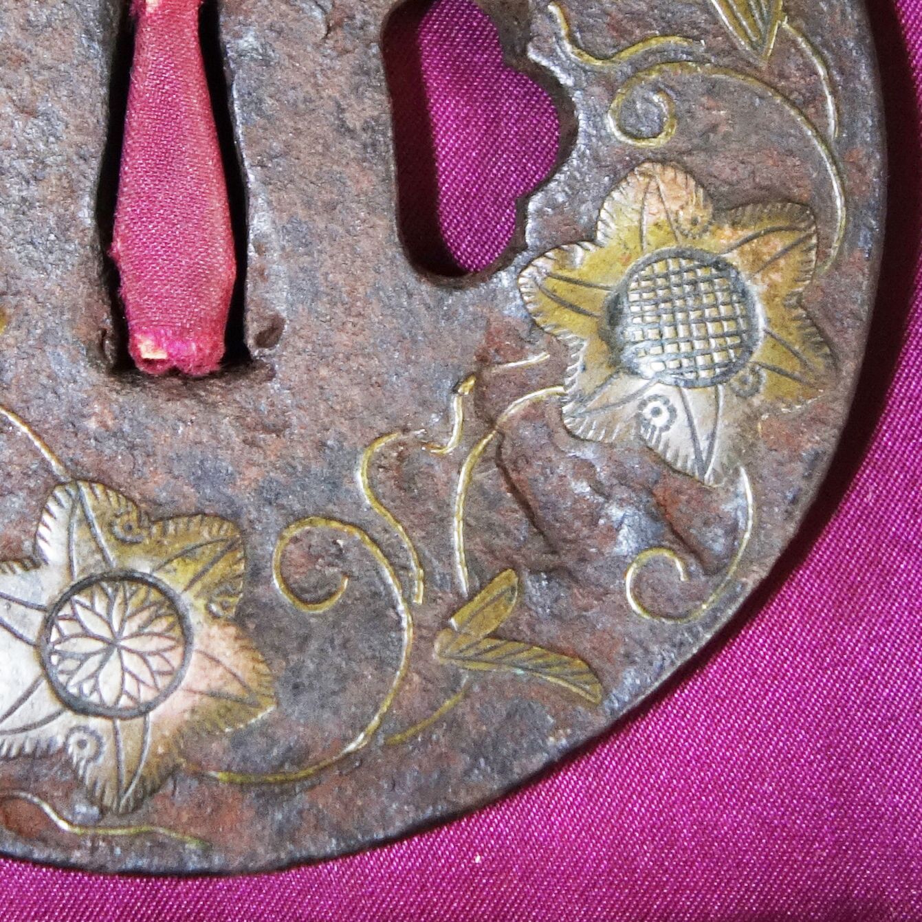 骨董逸品【鉄線花唐草図鍔 鉄地 銅象嵌】(鍔箱付き) 日本刀 刀装具 鐔