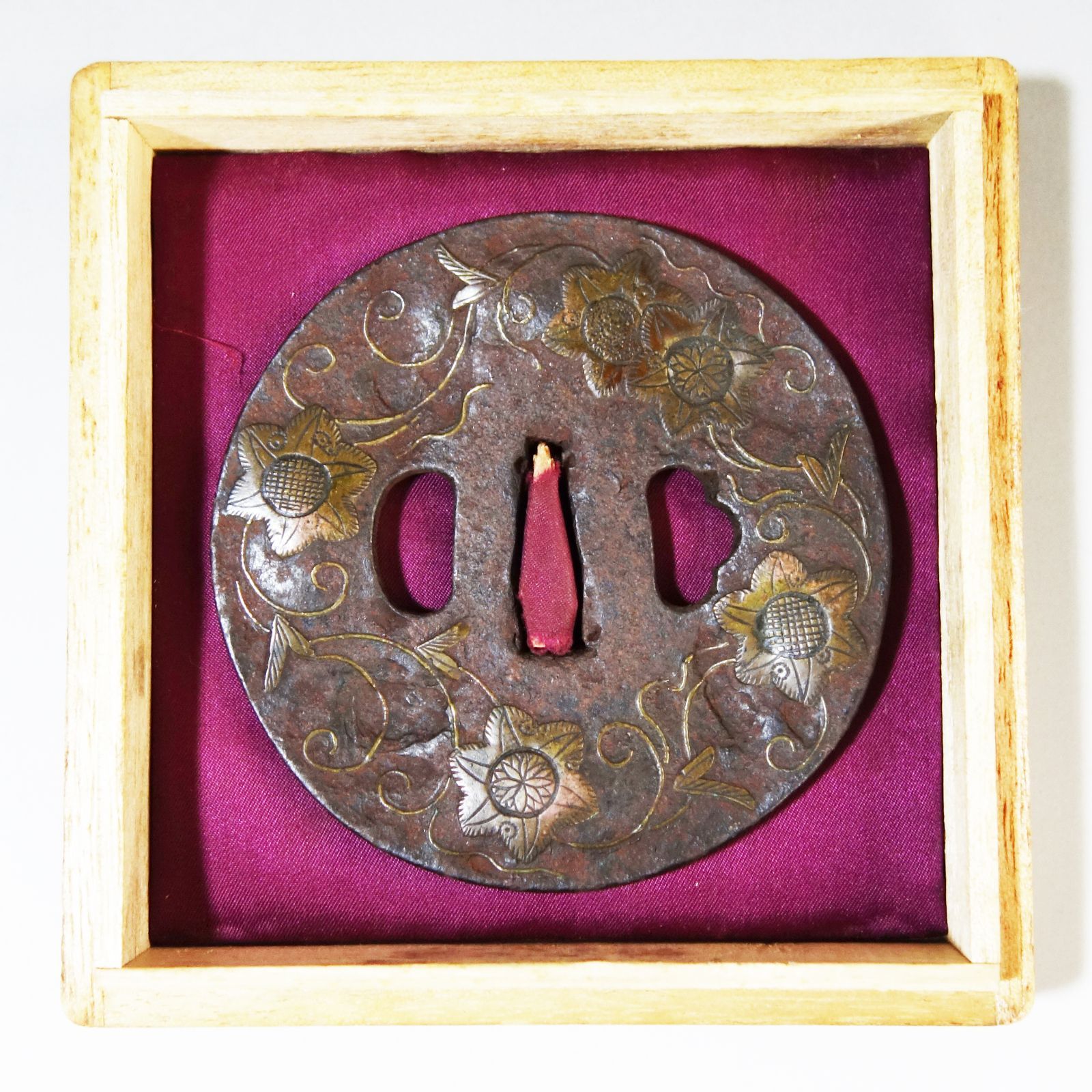 骨董逸品【鉄線花唐草図鍔 鉄地 銅象嵌】(鍔箱付き) 日本刀 刀装具 鐔