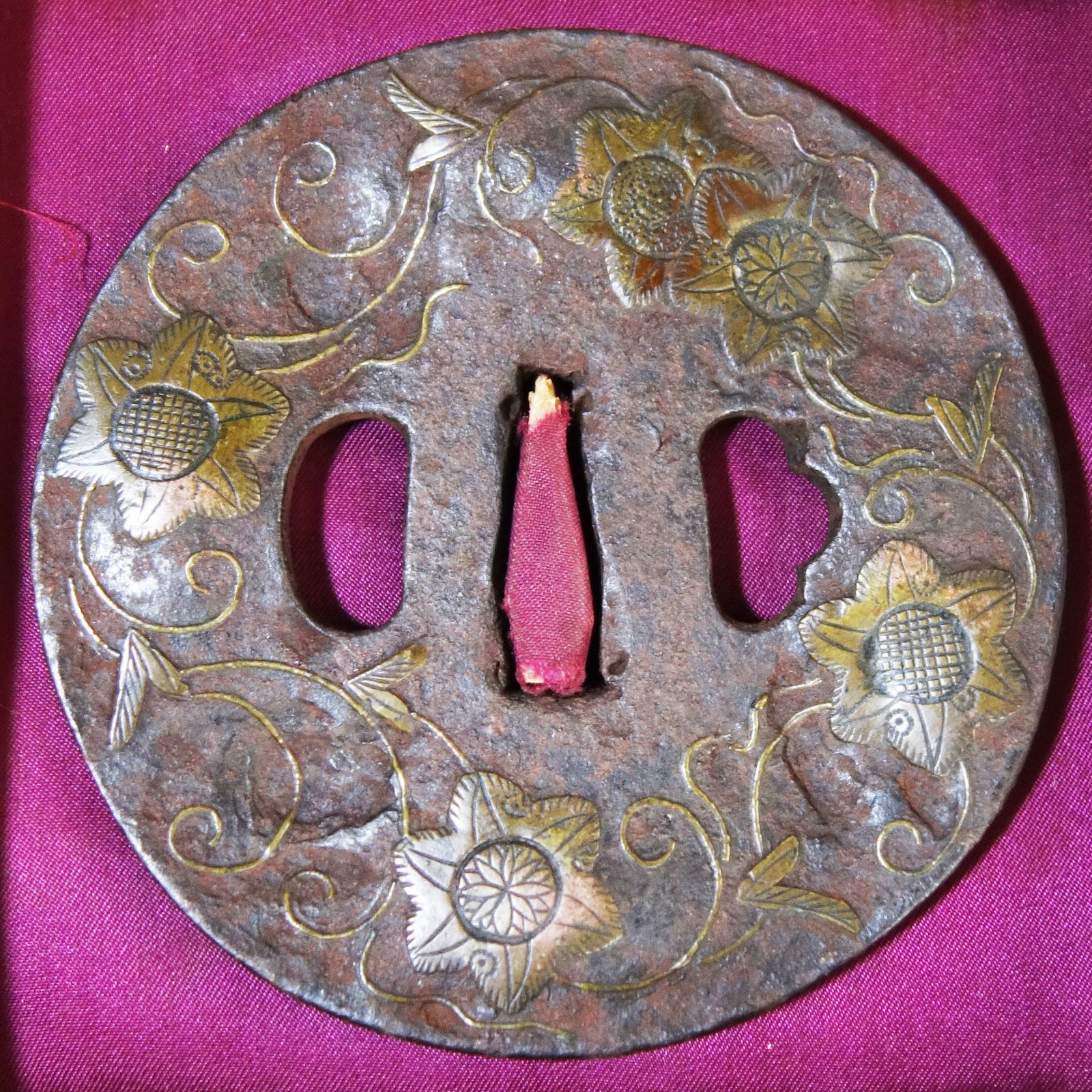 骨董逸品【鉄線花唐草図鍔 鉄地 銅象嵌】(鍔箱付き) 日本刀 刀装具 鐔