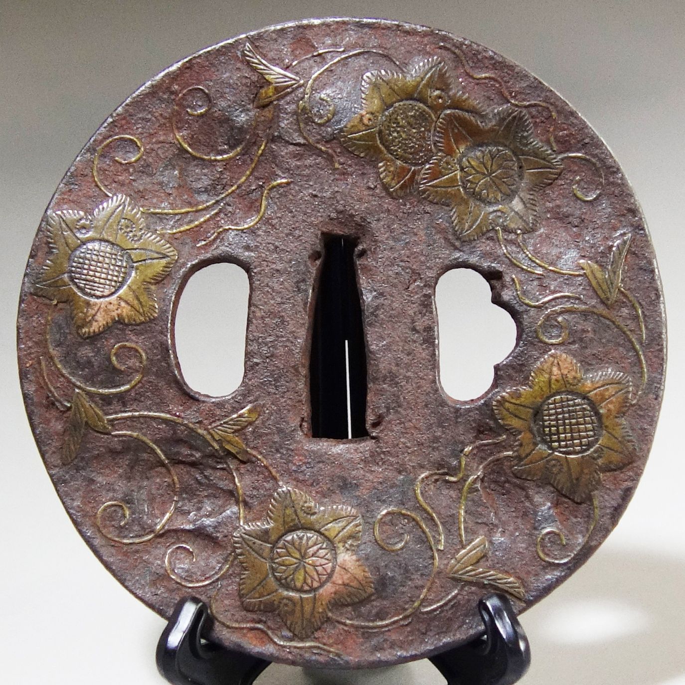 骨董逸品【鉄線花唐草図鍔 鉄地 銅象嵌】(鍔箱付き) 日本刀 刀装具 鐔