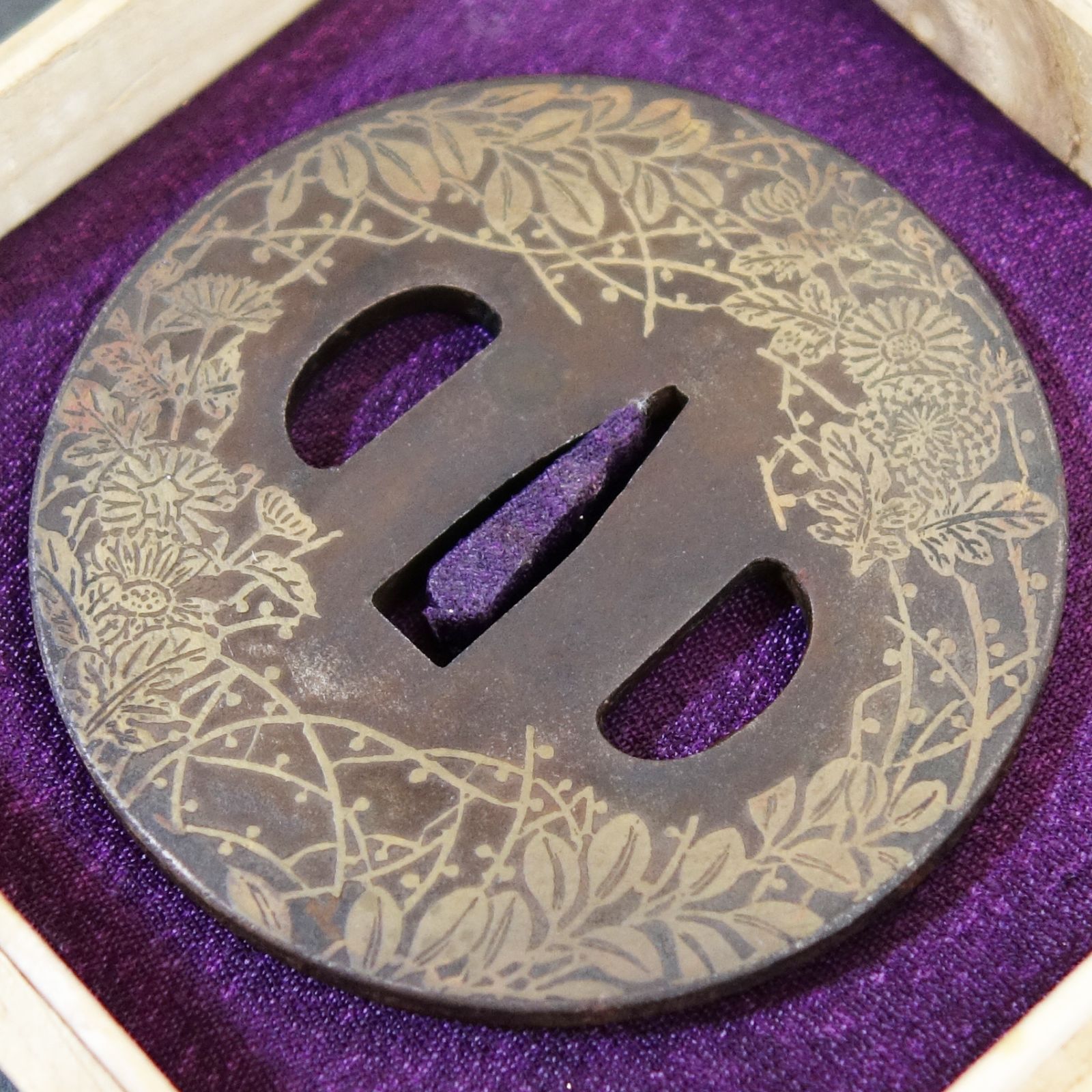 骨董逸品【秋草図鍔 鉄地 平安城象嵌】 日本刀 刀装具 鍔 鐔 武具 江戸