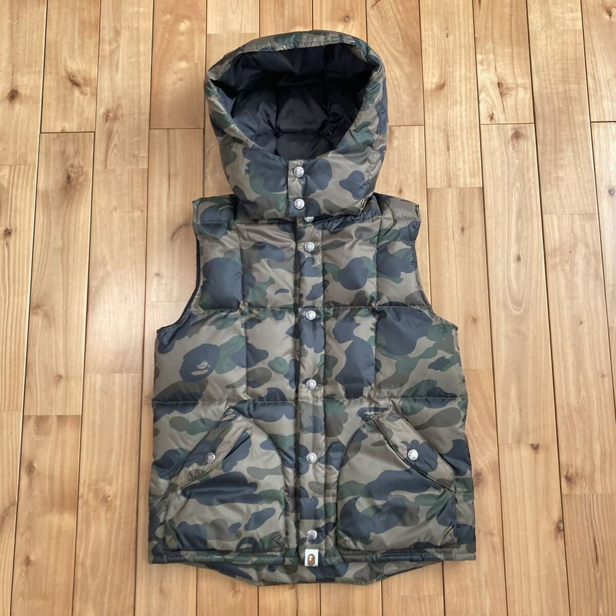 ダウンベスト 1st camo green レディース XSサイズ a bathing ape BAPE 
