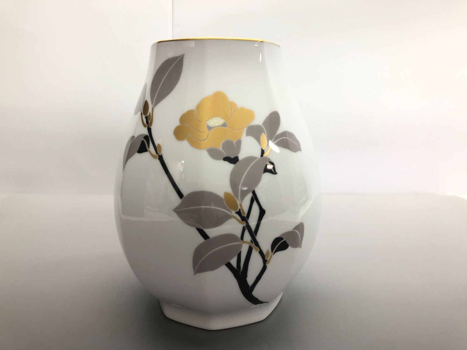 美品】大倉陶園 OKURA 金彩椿 8角 花瓶 花器 花入 花生 フラワーベース