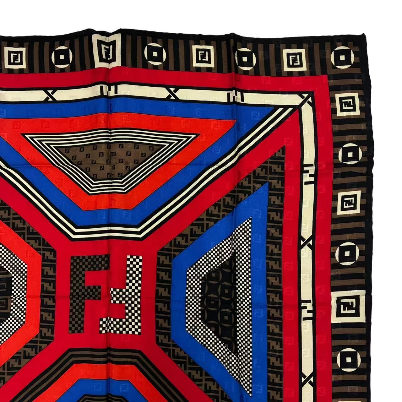 FENDI フェンディ ズッカ グラデーション 大判シルクスカーフ 未使用品 FENDI フェンディ 大判 シルク スカーフ ズッカ柄 ペカン柄