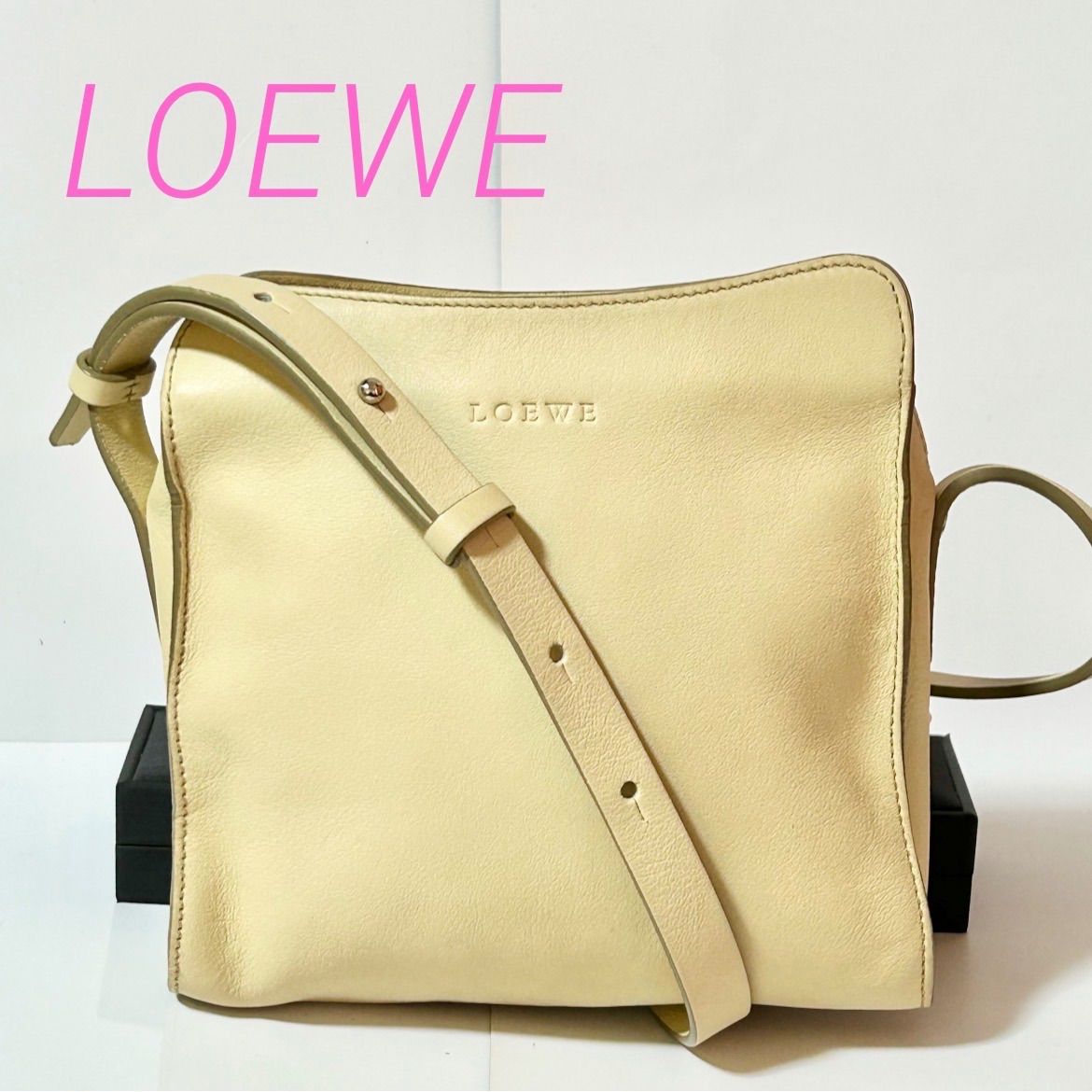 LOEWE ショルダーバッグ クリーム色 LOEWE ロエベ ロゴ型押し レザー 本革 ショルダーバッグ ホワイト