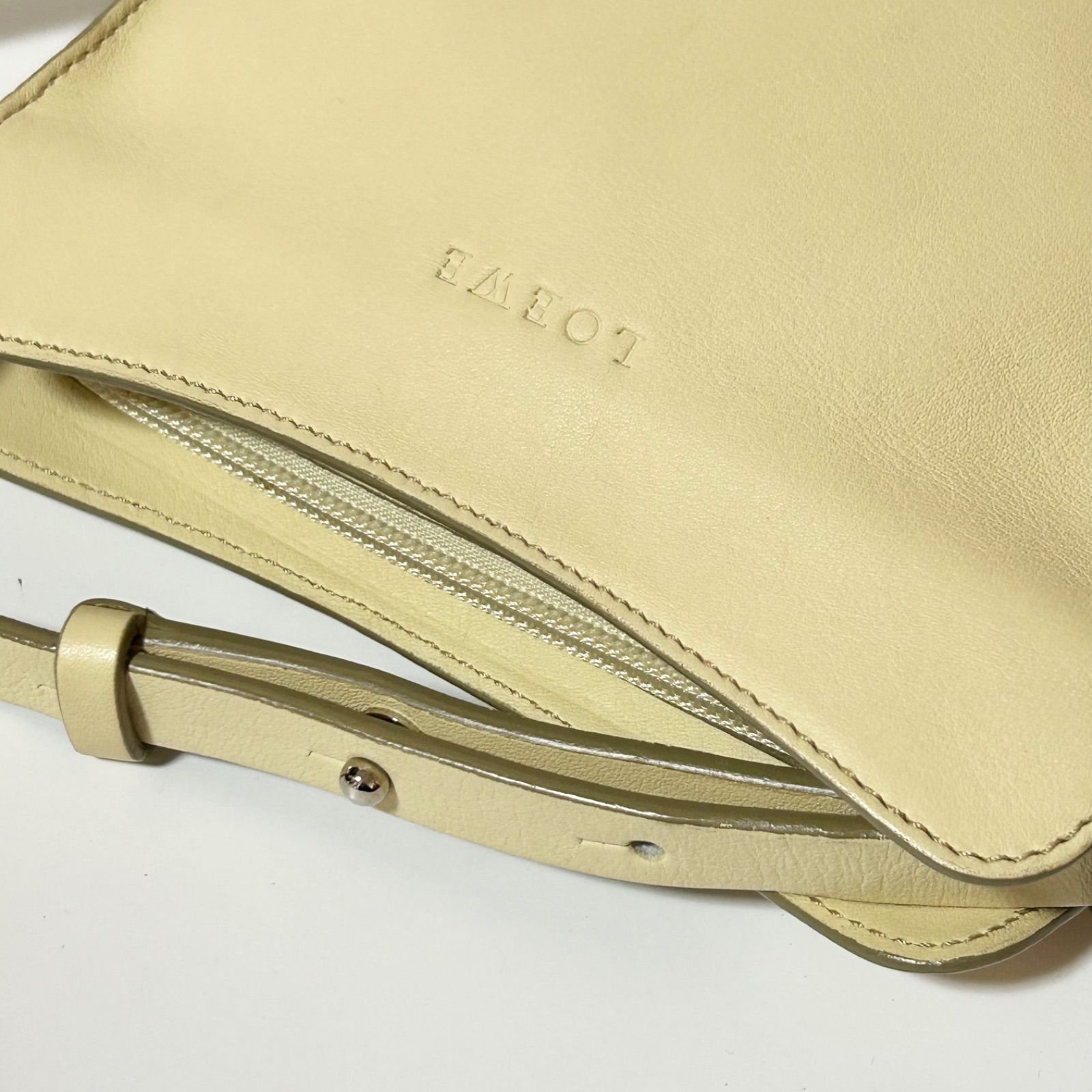 LOEWE ロエベ ロゴ型押し レザー 本革 ショルダーバッグ ホワイト