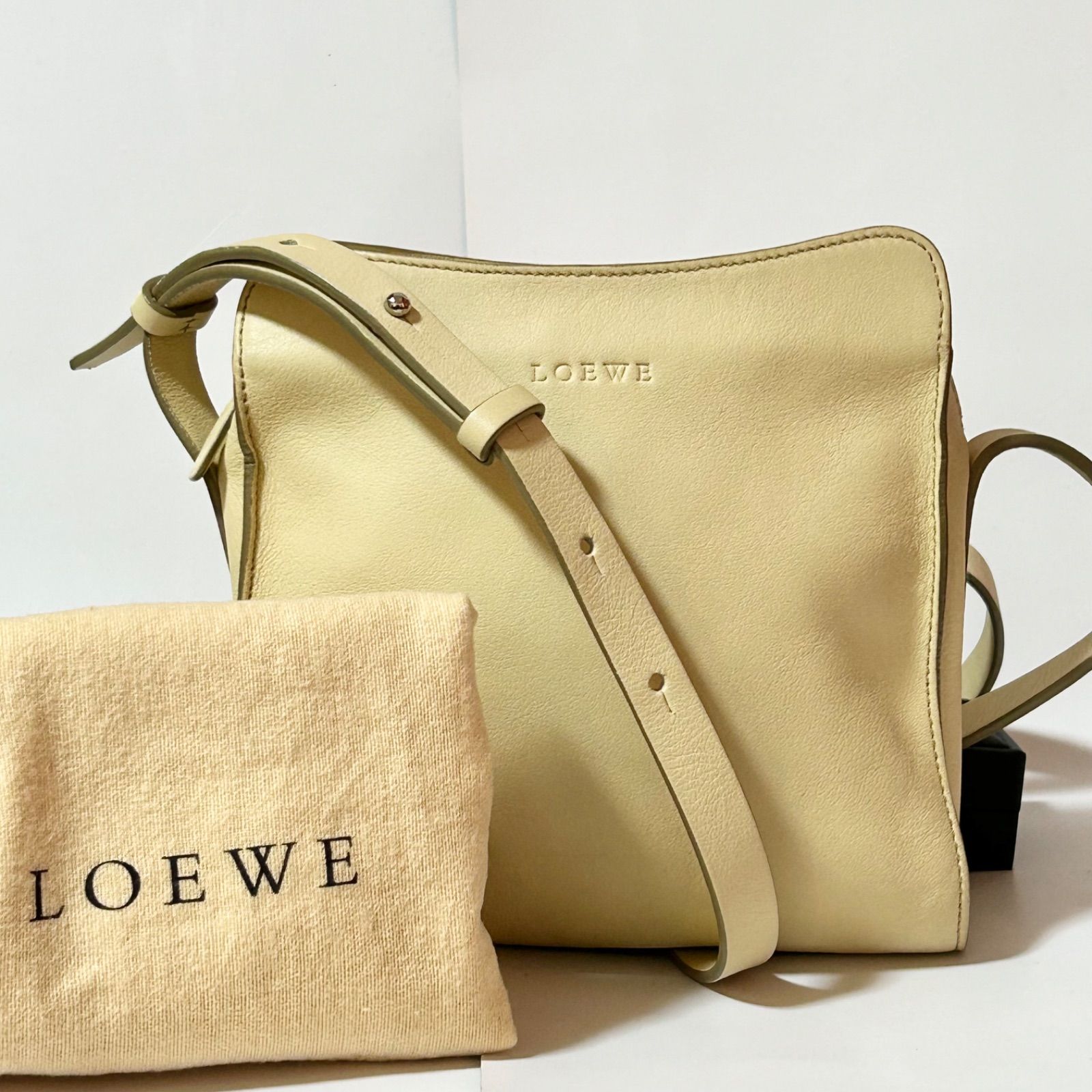 LOEWE ロエベ ロゴ型押し レザー 本革 ショルダーバッグ ホワイト