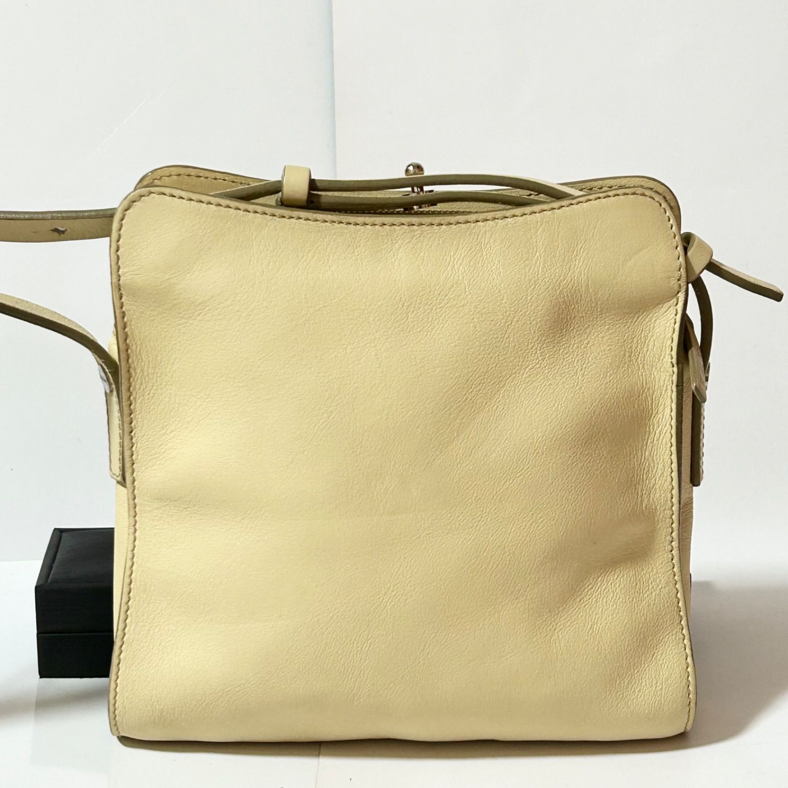 LOEWE ロエベ ロゴ型押し レザー 本革 ショルダーバッグ ホワイト