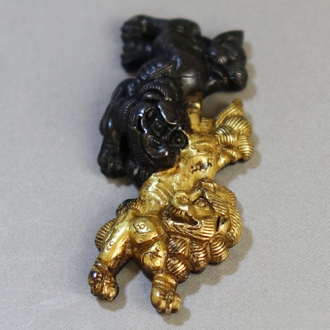 骨董逸品【双獅子図目貫 赤銅 鍍金】(箱付き) 日本刀 刀装具 鍔 鐔