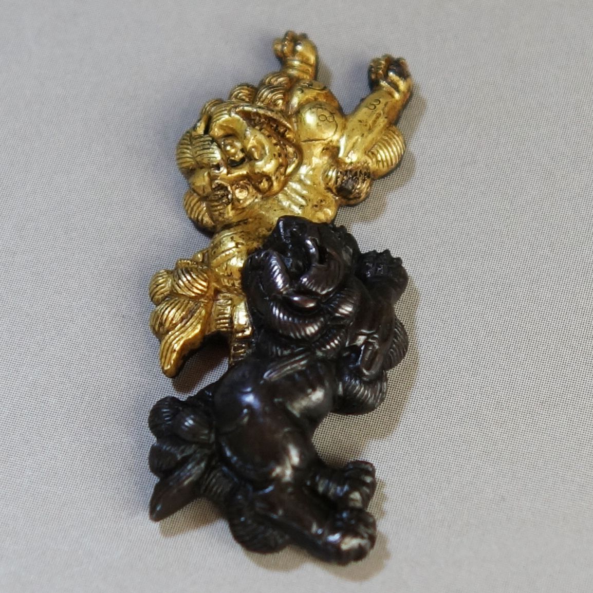 骨董逸品【双獅子図目貫 赤銅 鍍金】(箱付き) 日本刀 刀装具 鍔 鐔