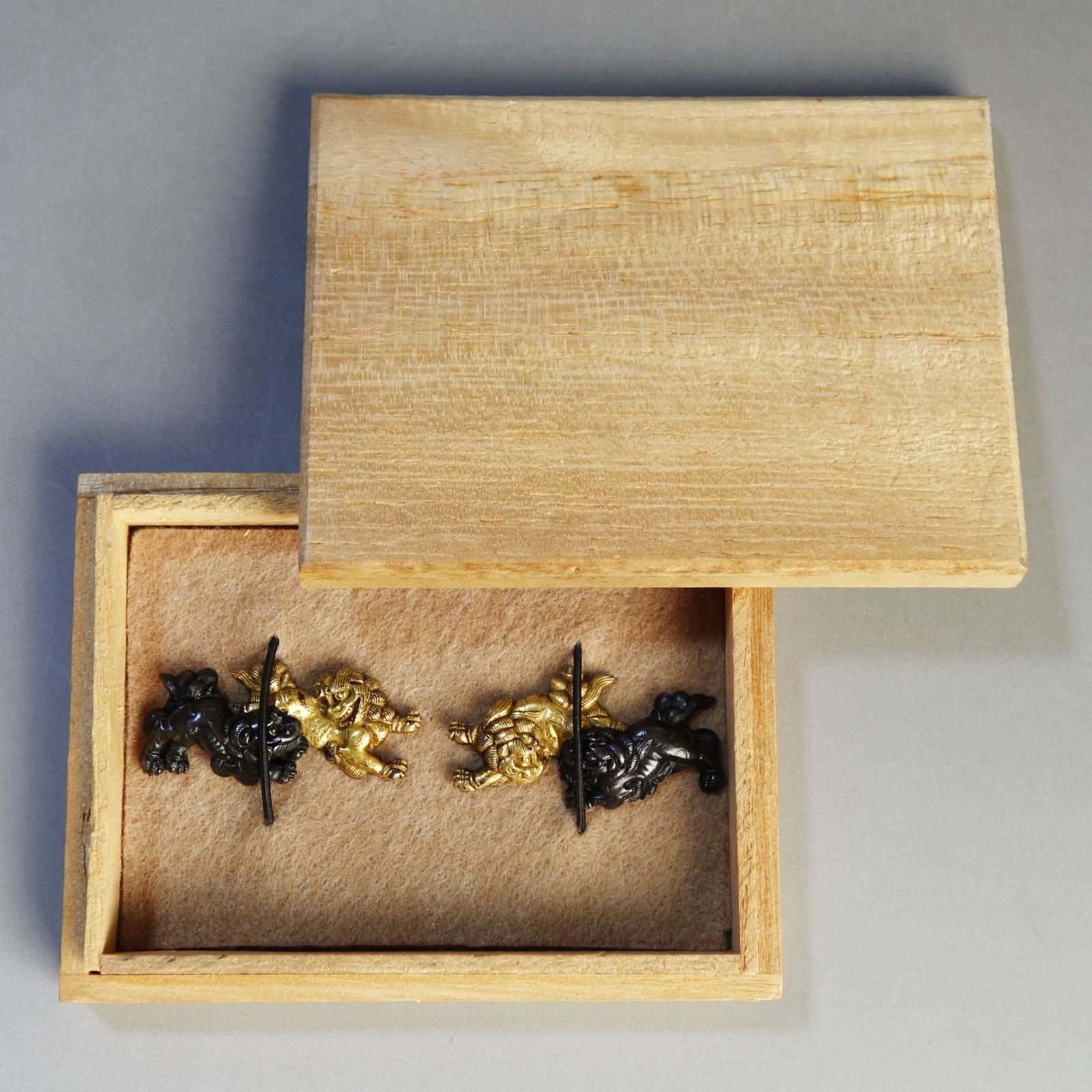 骨董逸品【双獅子図目貫 赤銅 鍍金】(箱付き) 日本刀 刀装具 鍔 鐔