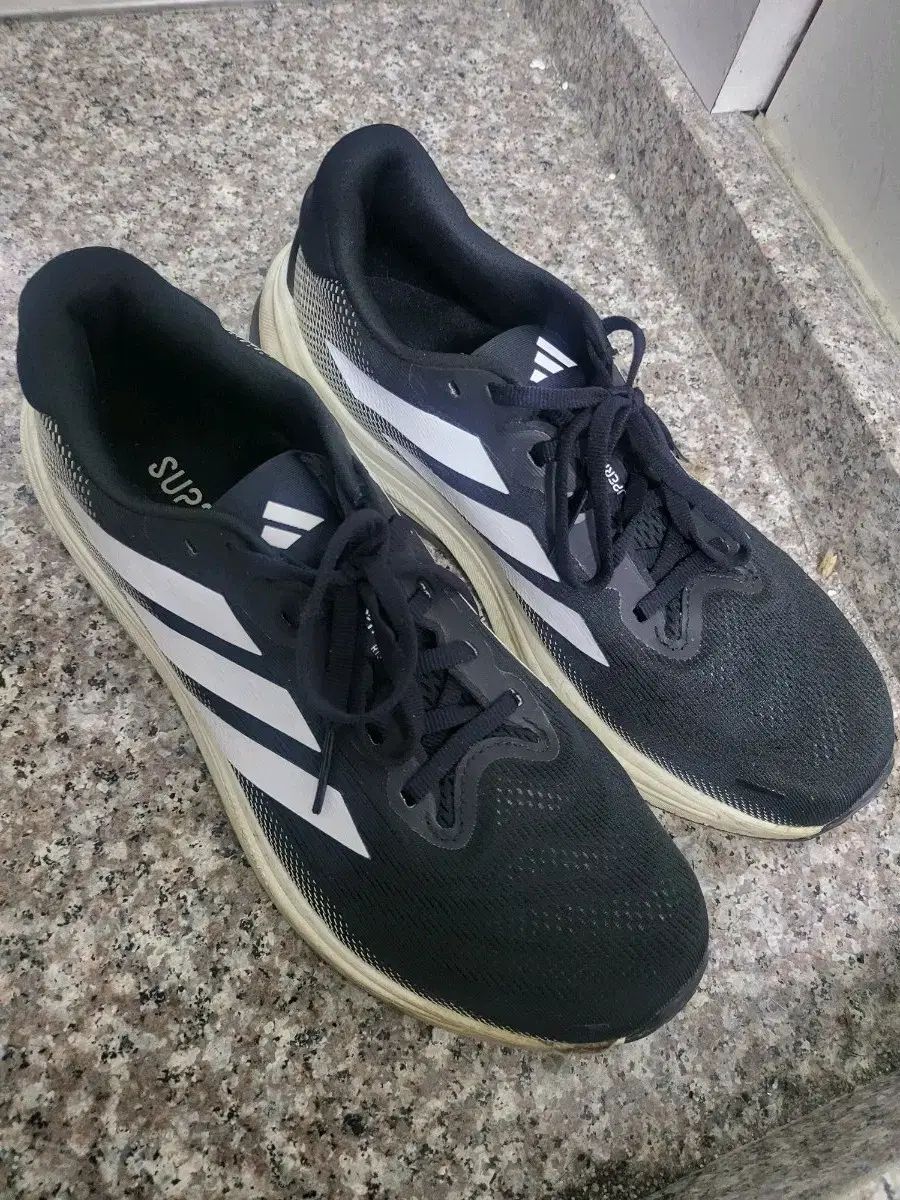 アディダス ランニングシューズ