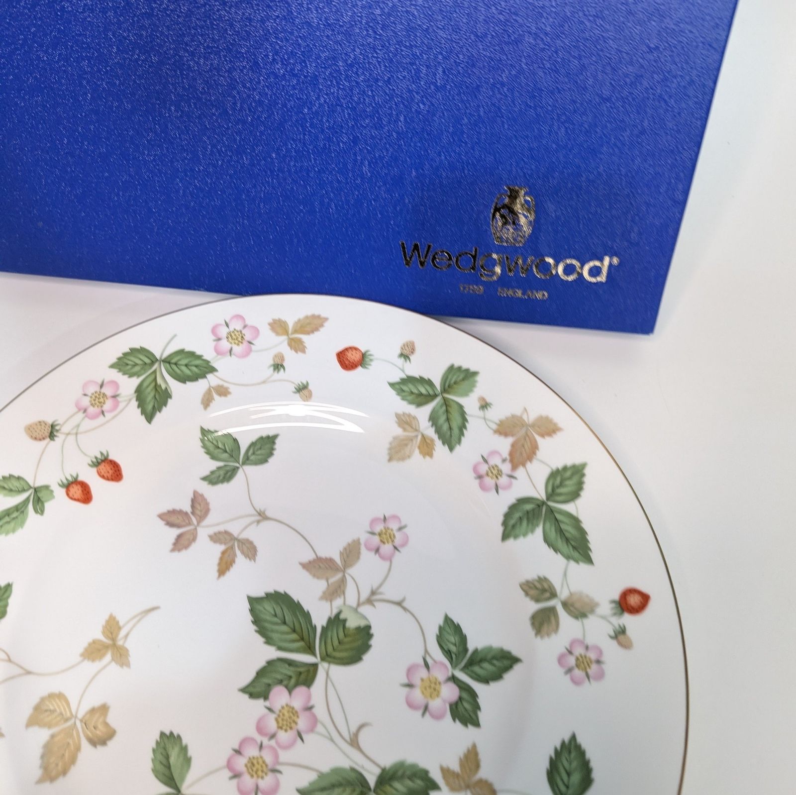 Wedgwood Wild Strawberry 皿 27cmウェッジウッド（黒壺マーク） 野