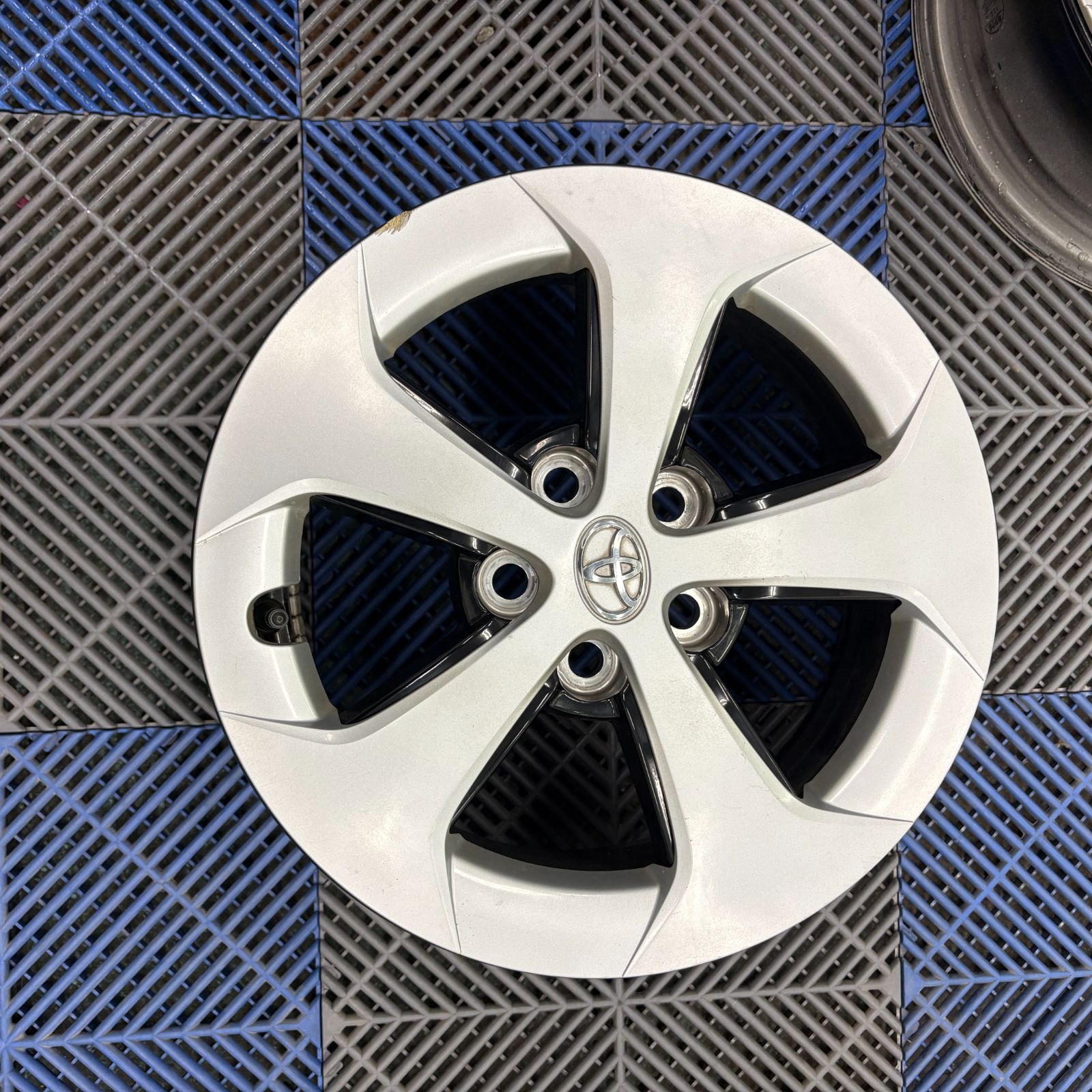 トヨタ TOYOTA 30系 プリウス 後期 純正ホイール - メルカリ