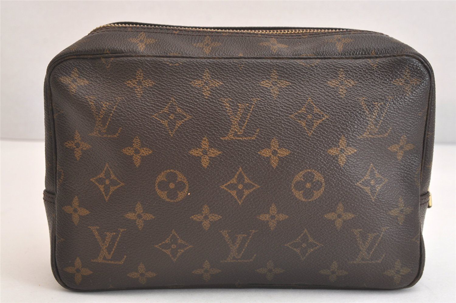 LOUIS VUITTON ルイヴィトン モノグラム トゥルース トワレット 23
