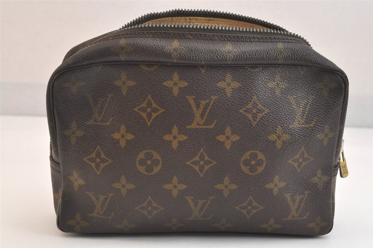 LOUIS VUITTON ルイヴィトン モノグラム トゥルース トワレット 23