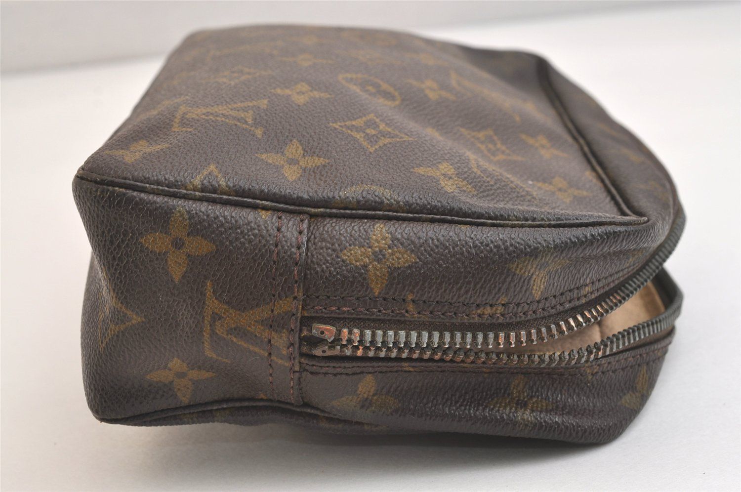 LOUIS VUITTON ルイヴィトン モノグラム トゥルース トワレット 23