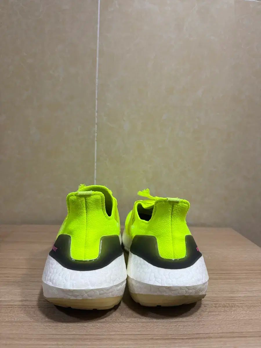 アディダス ウルトラブースト 蛍光 スニーカー